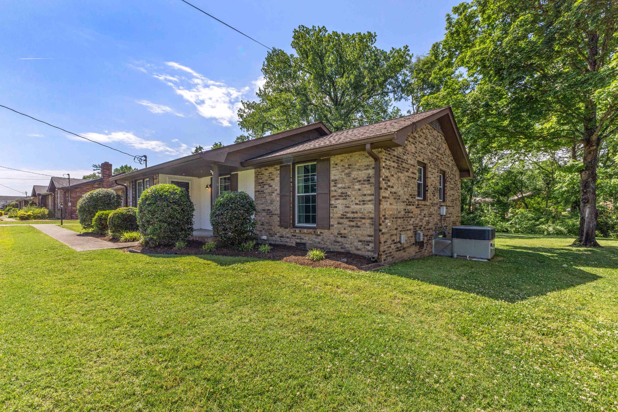 233 Iris Dr