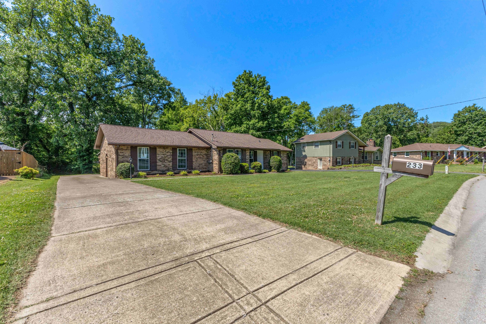 233 Iris Dr