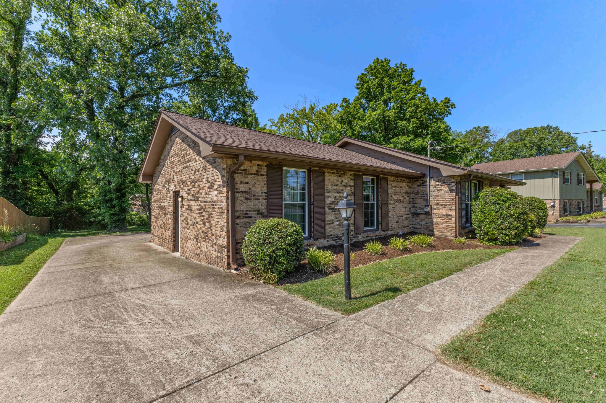233 Iris Dr