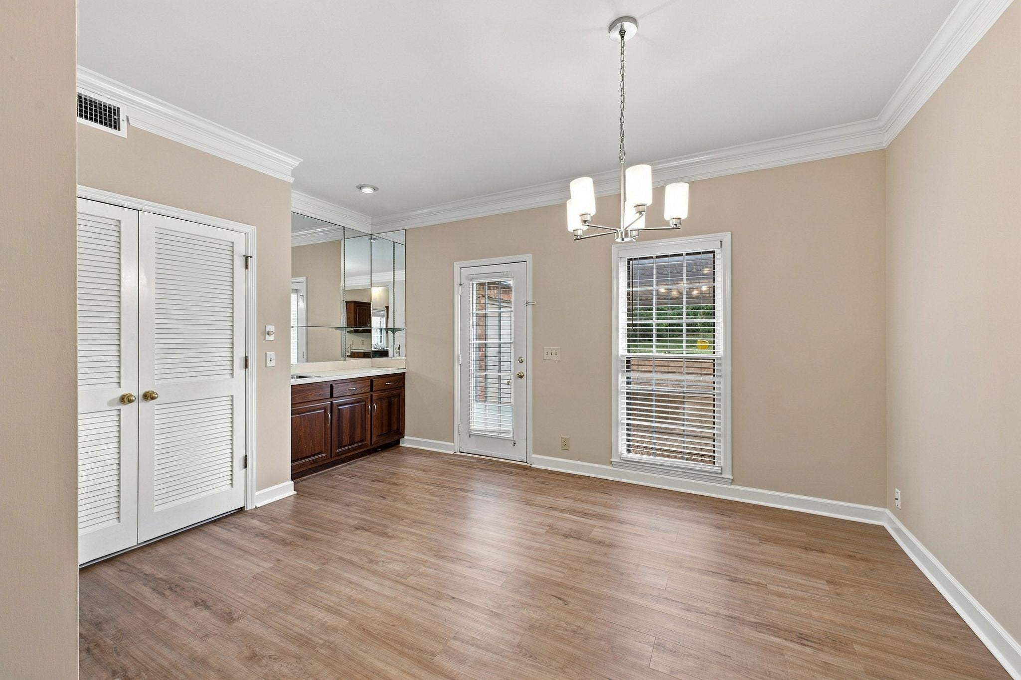 2-bed home for sale in Nashville, TN 37215, 2308 Sharondale Drive 2308 Sharondale Drive, Nashville TN 37215 2-bed home, photo 5 of 30