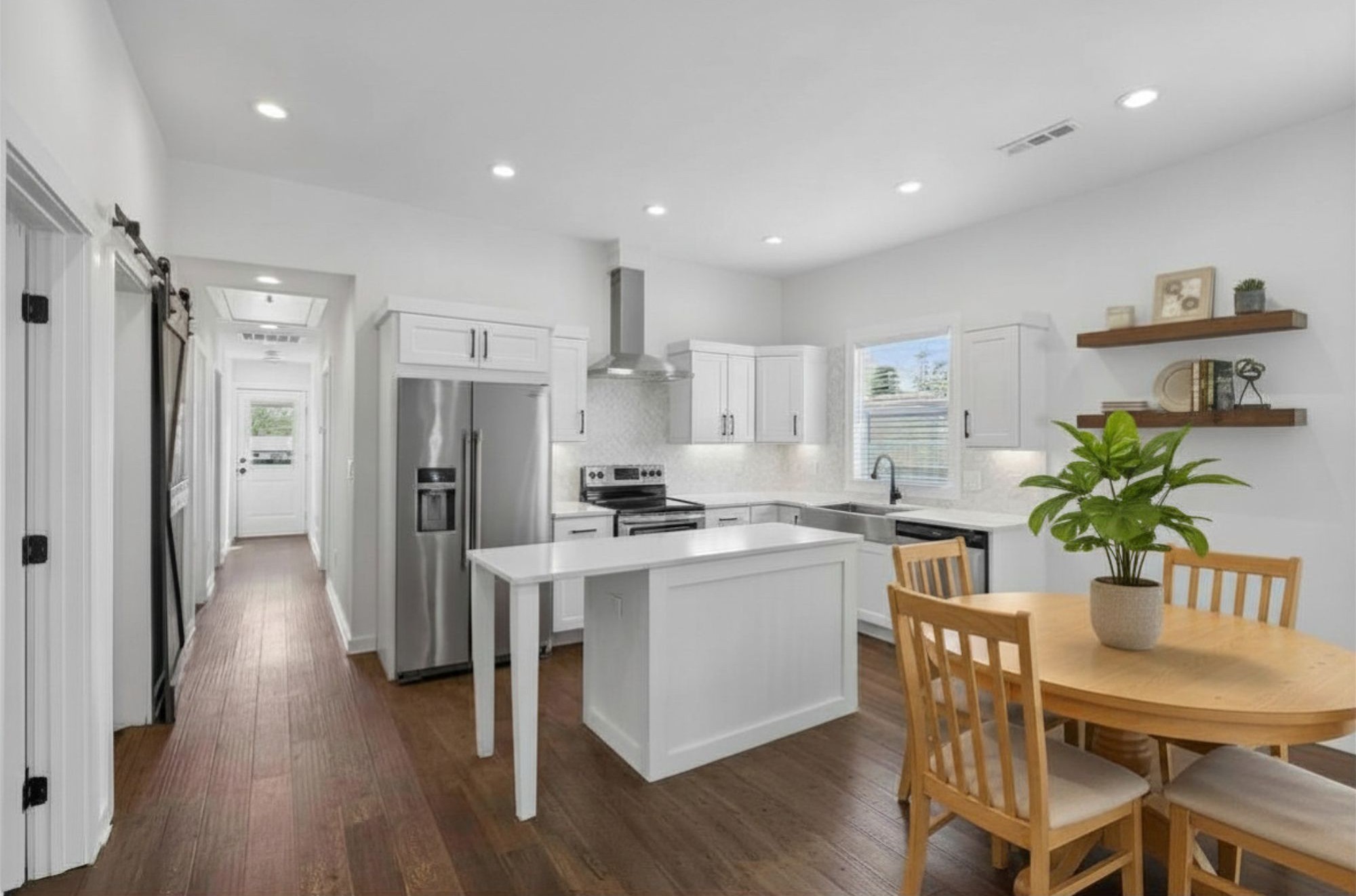 882 W Sharpe Ave