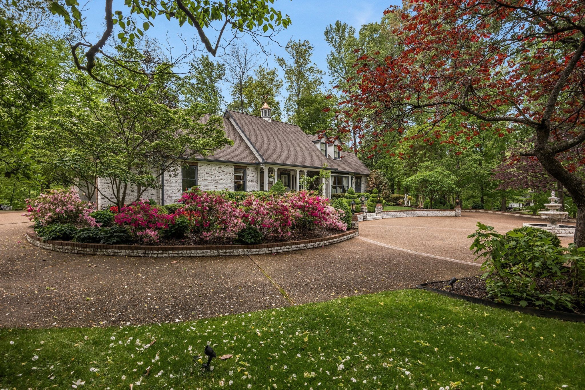 2211 Woodcreek Dr NW