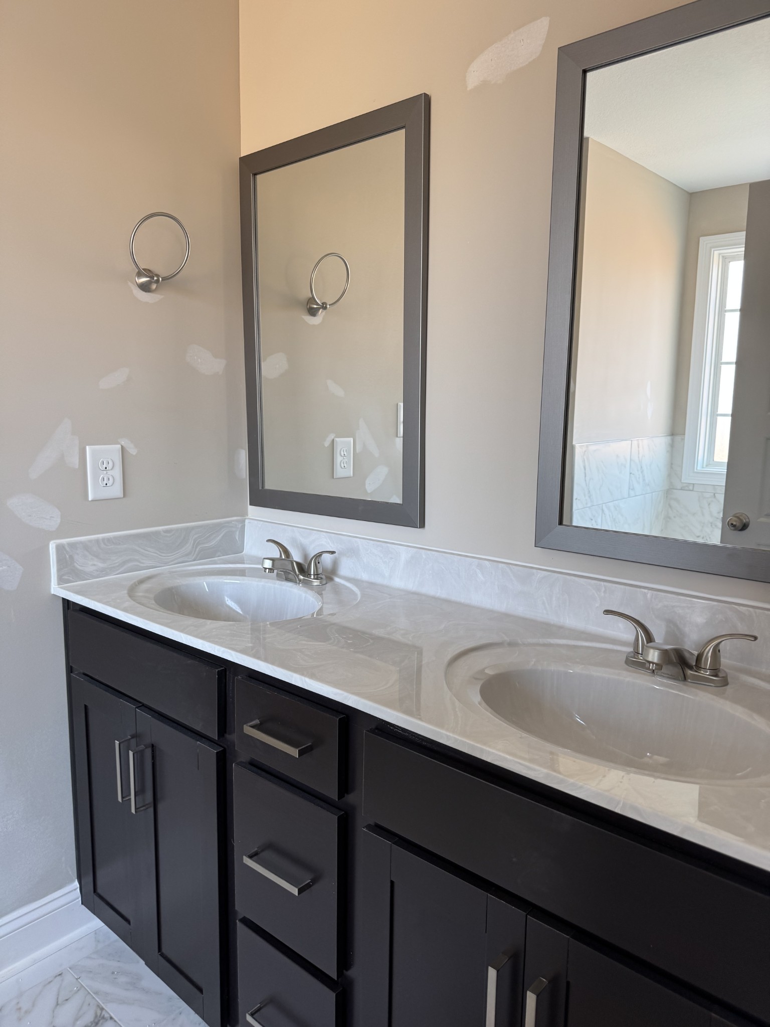 Clarksville, Tennessee 37040, United States, 5 Bedrooms Bedrooms, ,3 BathroomsBathrooms,Residential,Active,27998