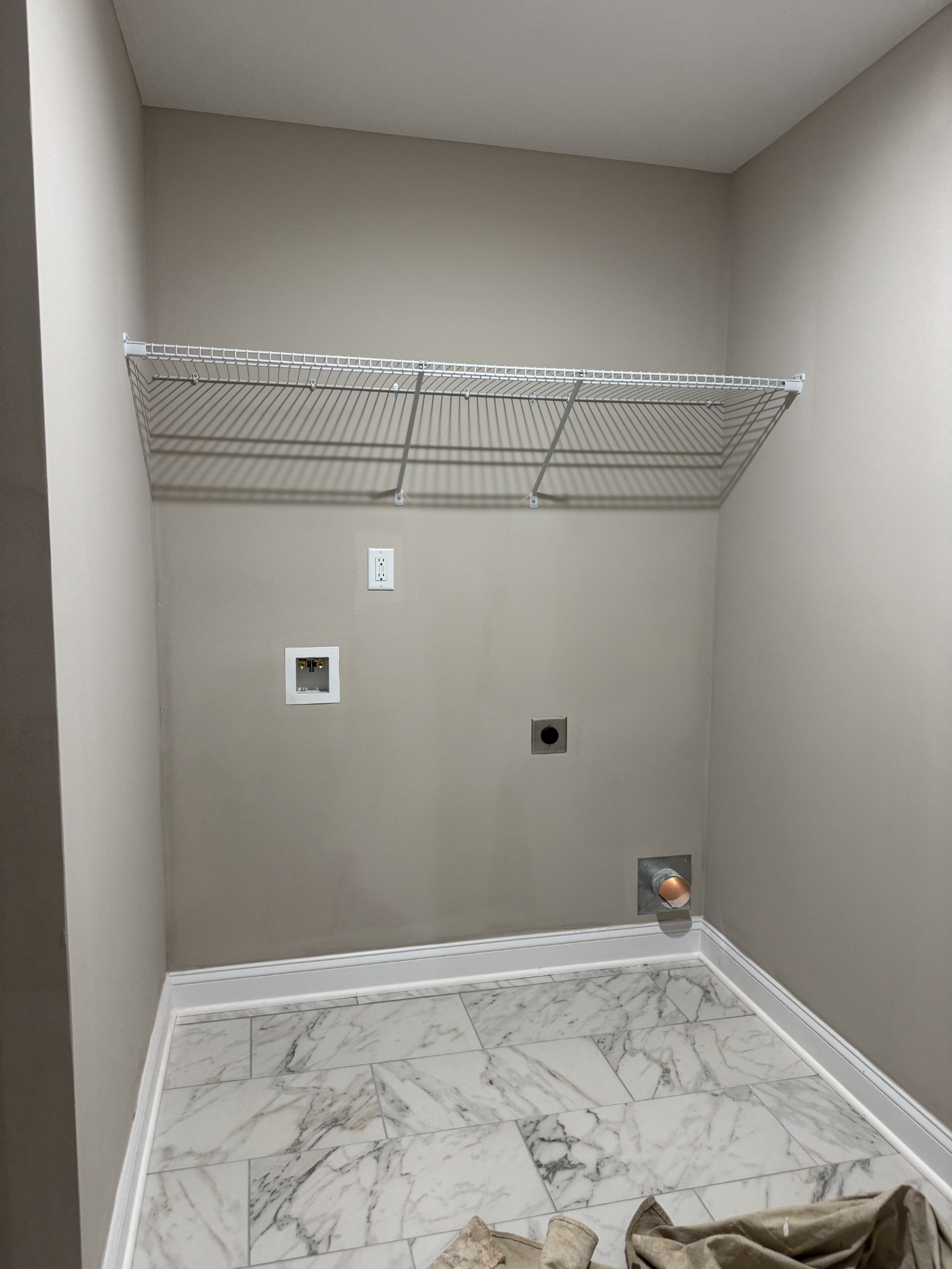 Clarksville, Tennessee 37040, United States, 5 Bedrooms Bedrooms, ,3 BathroomsBathrooms,Residential,Active,27998