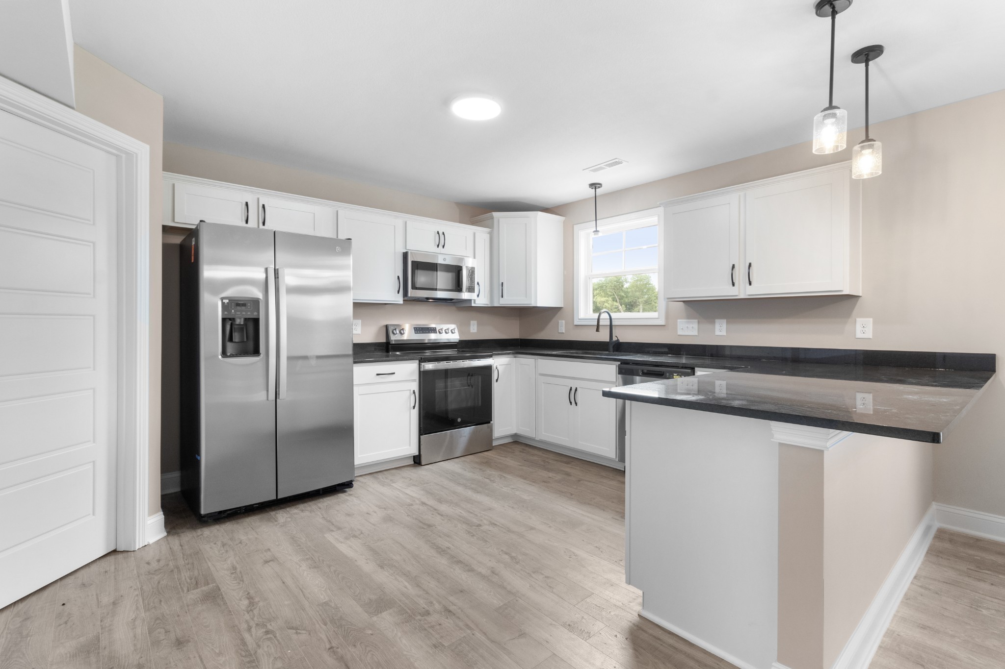 Clarksville, Tennessee 37040, United States, 5 Bedrooms Bedrooms, ,3 BathroomsBathrooms,Residential,Active,27998