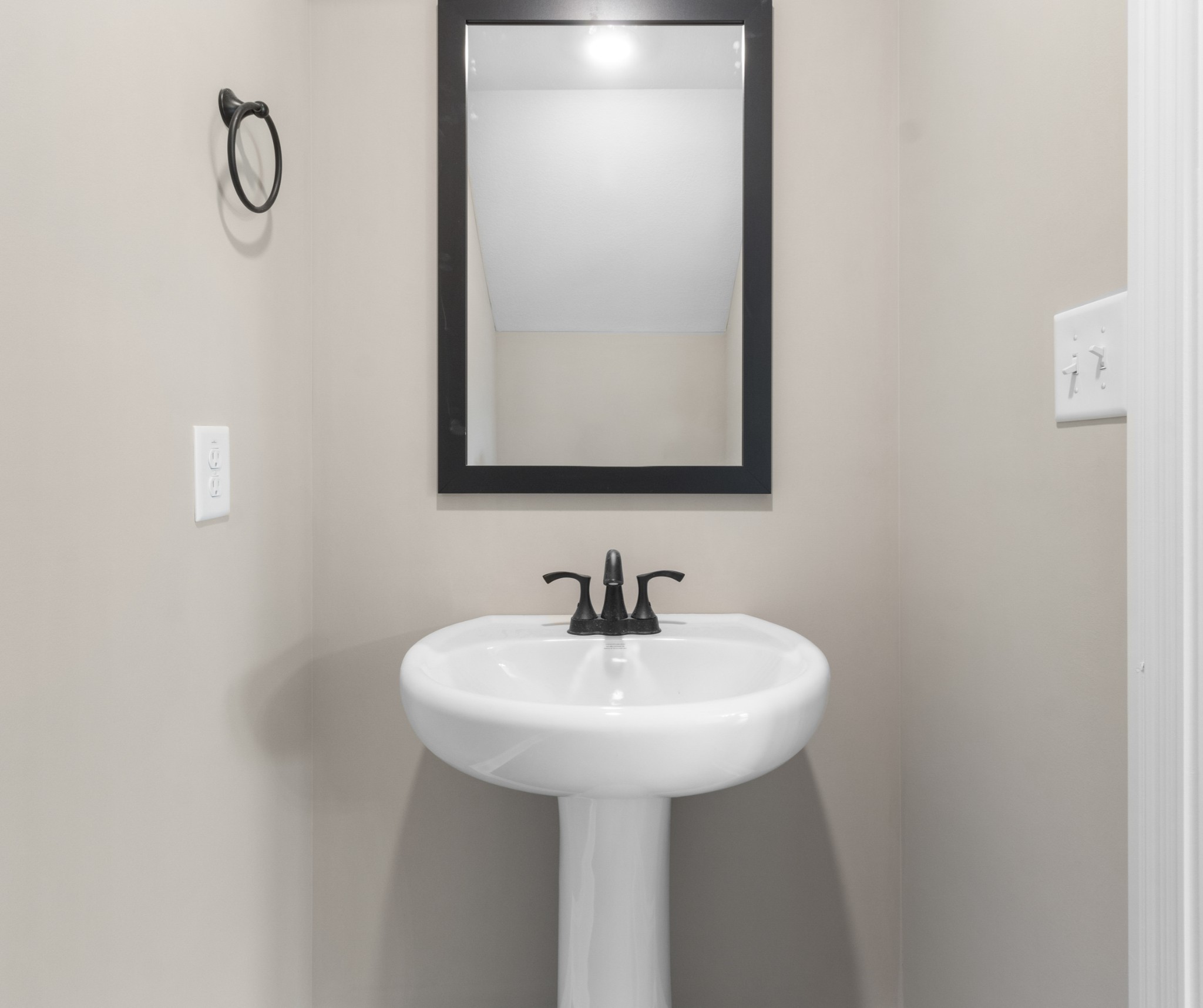 Clarksville, Tennessee 37040, United States, 5 Bedrooms Bedrooms, ,3 BathroomsBathrooms,Residential,Active,27998