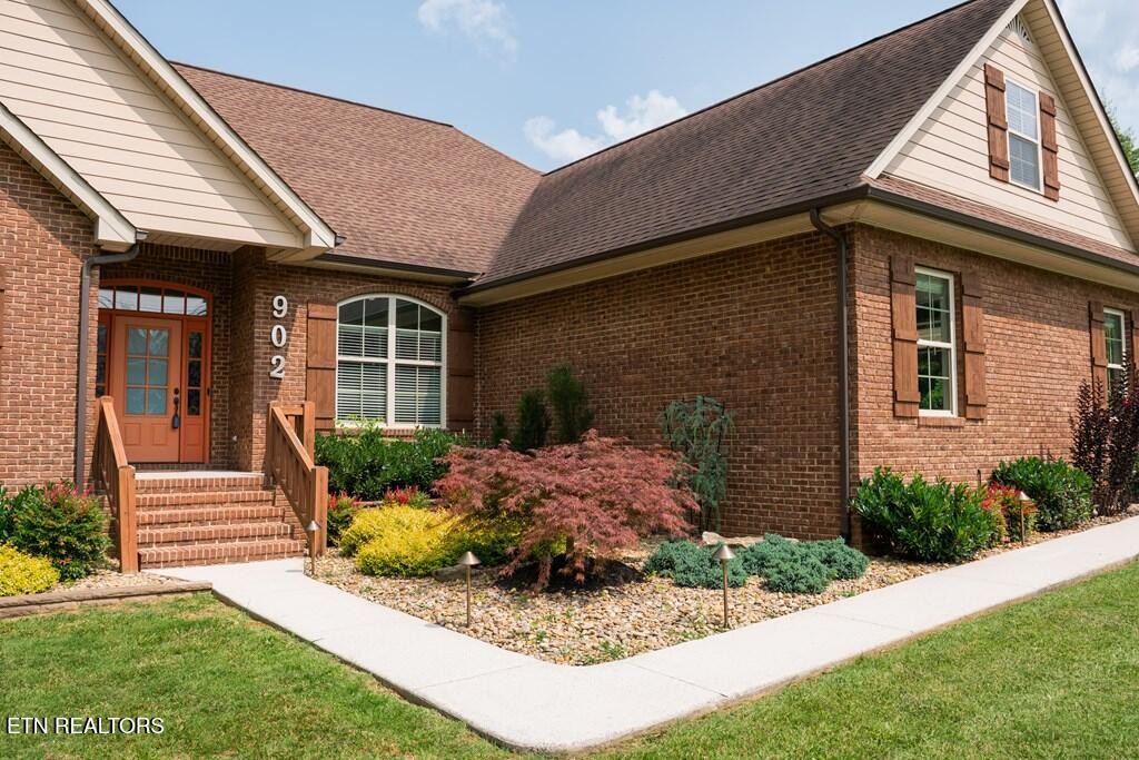 902 Evelyn Court