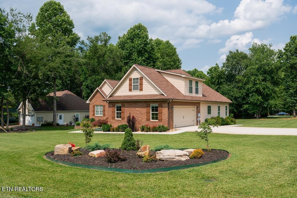 902 Evelyn Court
