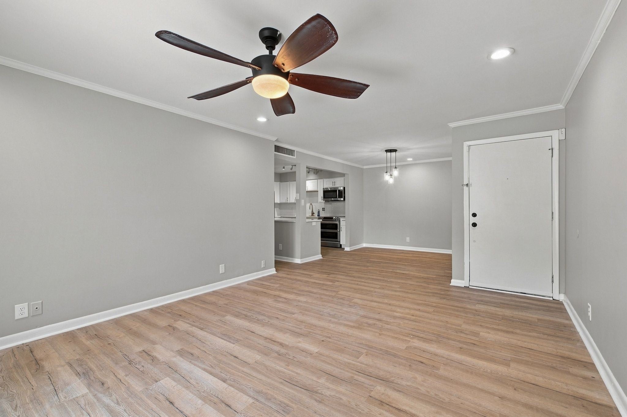 555 N DuPont Ave D93