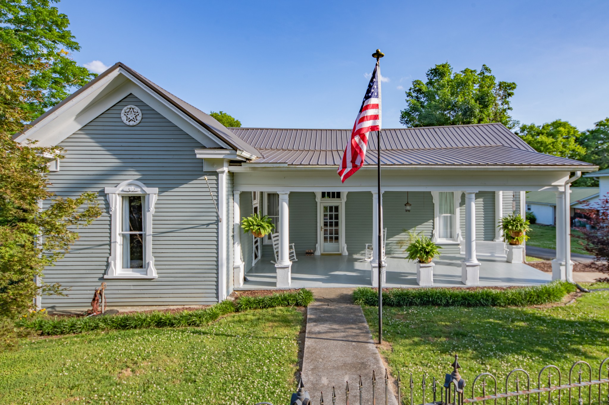 1586 Main St