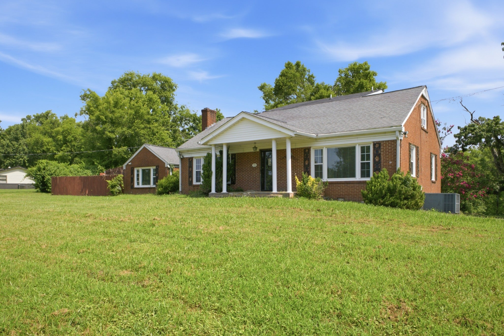 729 Greymont Dr, Nashville TN 37217 4-bed home, photo 2 of 30