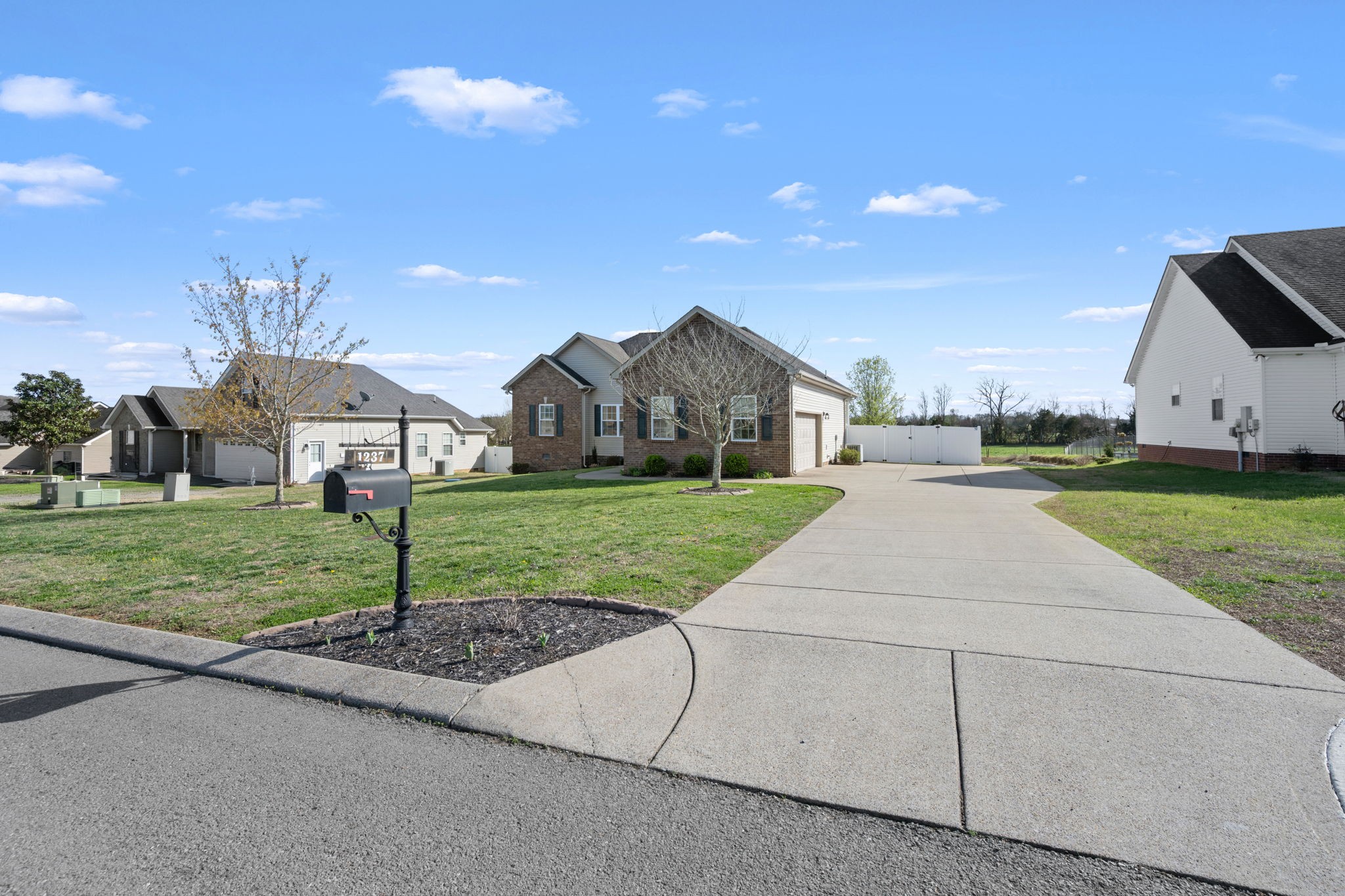 1237 Crescent Ridge Dr