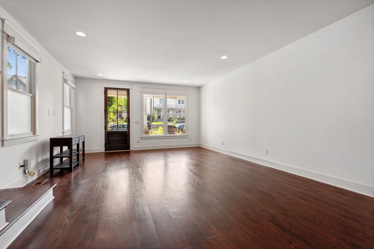 Nashville, Tennessee 37208, United States, 3 Bedrooms Bedrooms, ,3 BathroomsBathrooms,Residential,Active,210203