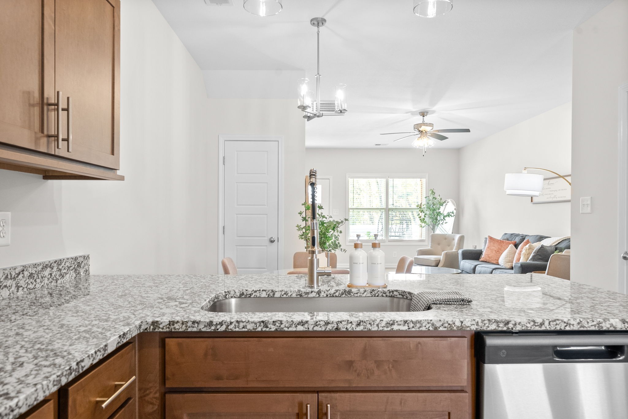 Clarksville, Tennessee 37043, United States, 2 Bedrooms Bedrooms, ,3 BathroomsBathrooms,Residential,Active,142736