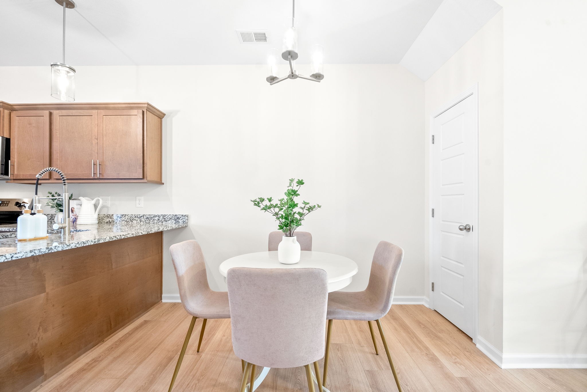 Clarksville, Tennessee 37043, United States, 2 Bedrooms Bedrooms, ,3 BathroomsBathrooms,Residential,Active,142736