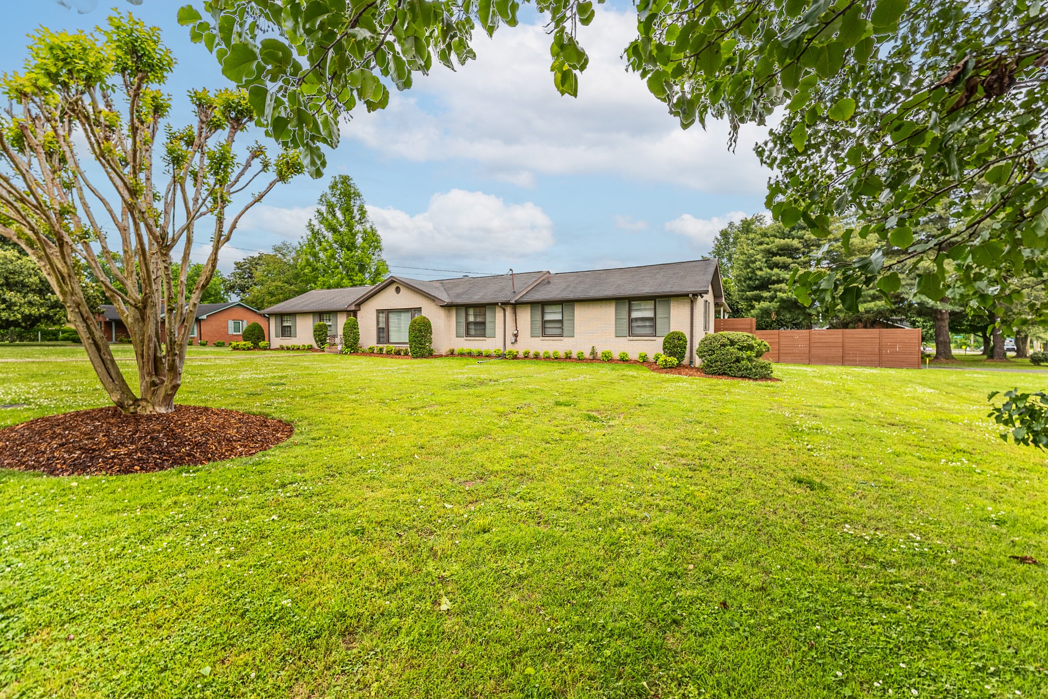 2501 Meadowood Dr
