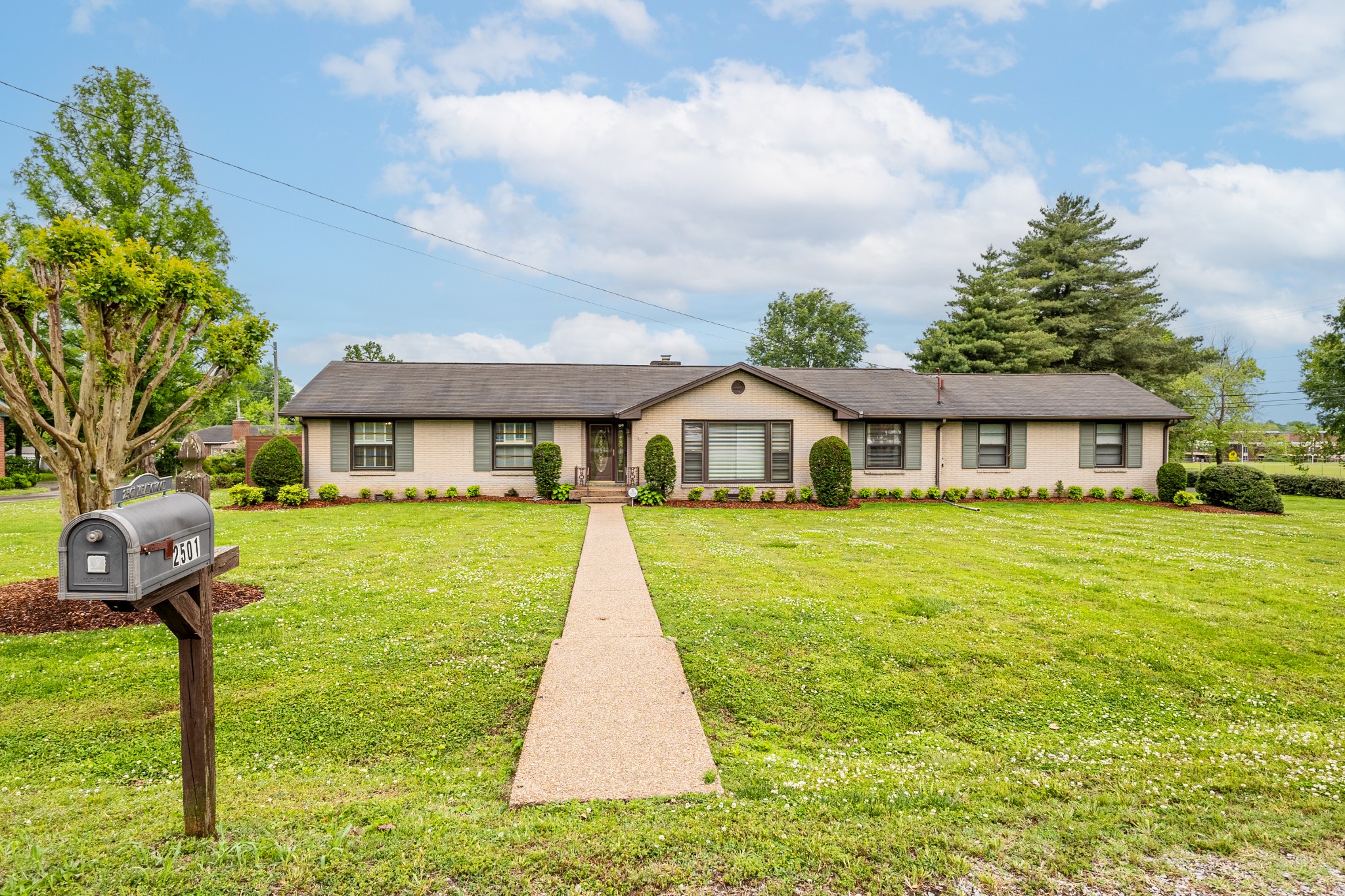 2501 Meadowood Dr