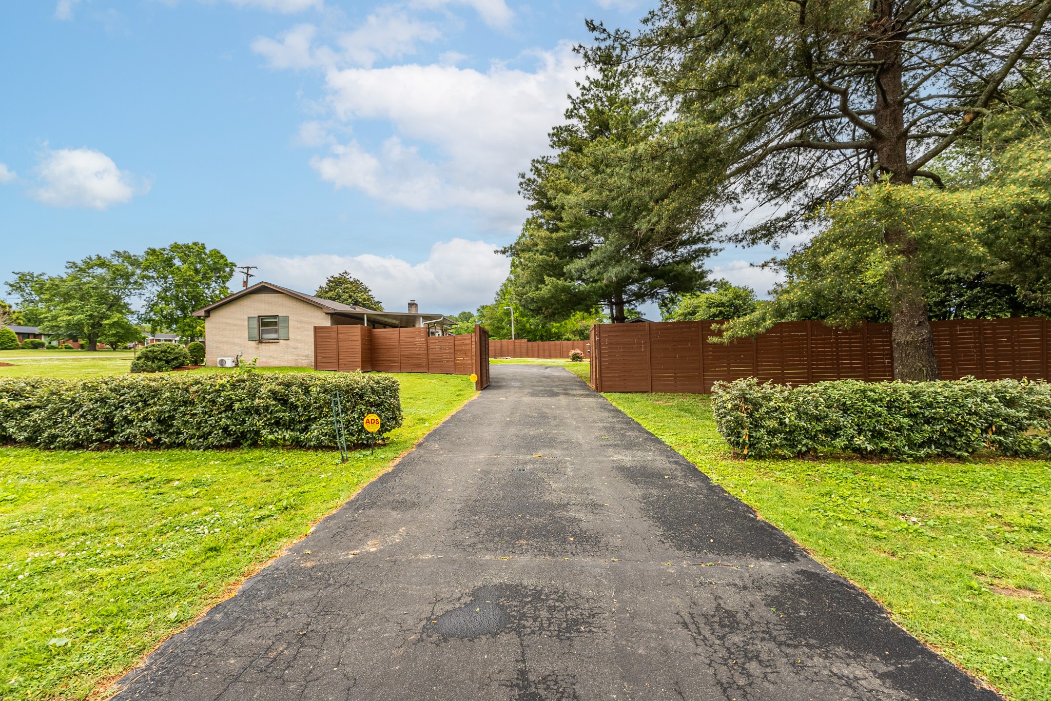 2501 Meadowood Dr