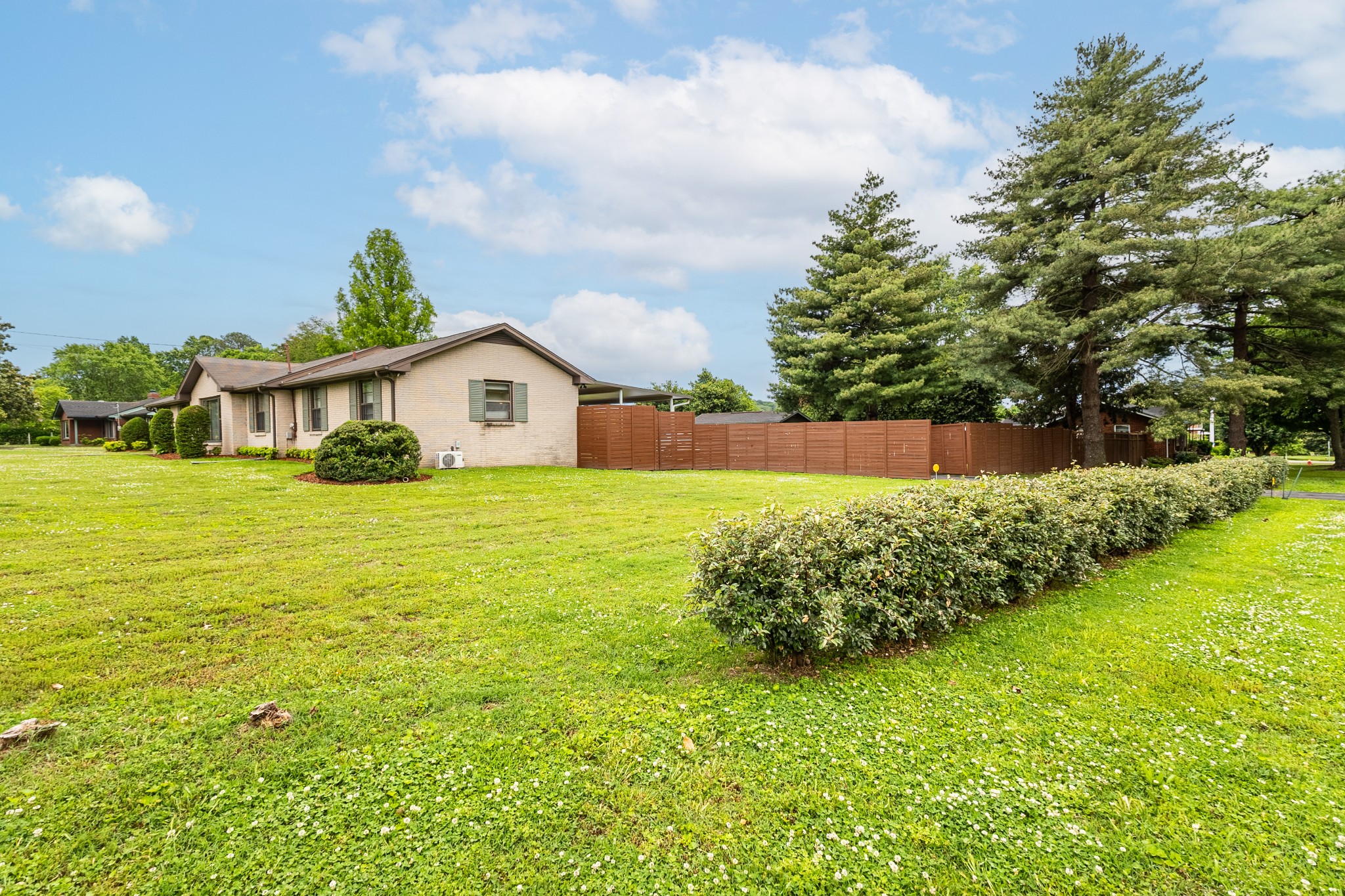 2501 Meadowood Dr