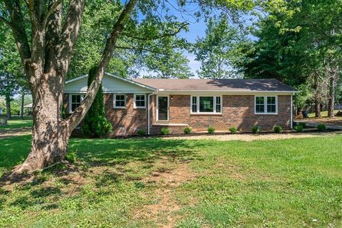 Photo of 814 Chickasaw Trl, Mc Minnville, TN 37110 (MLS # 3146101)