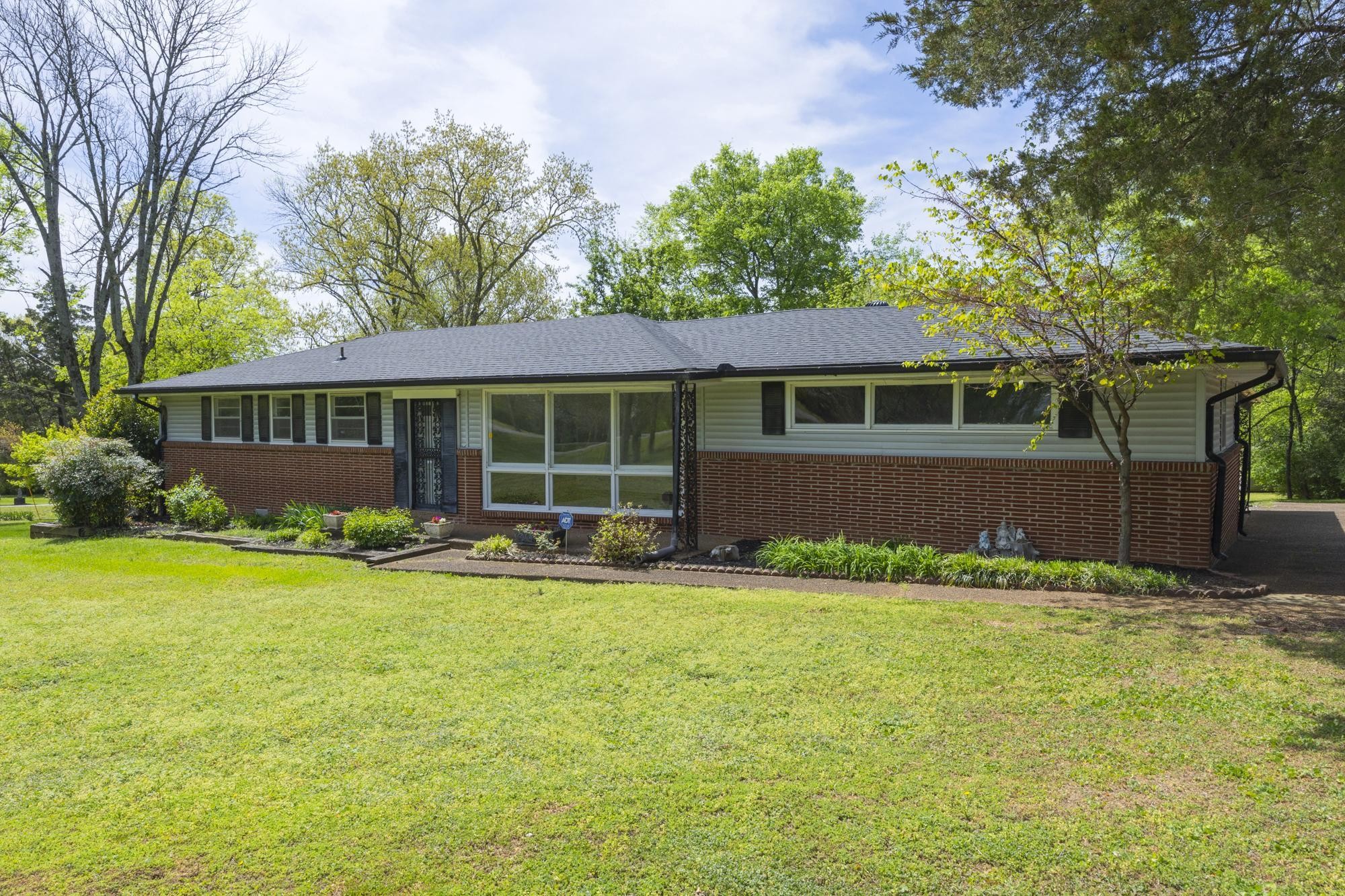 127 Riviera Dr