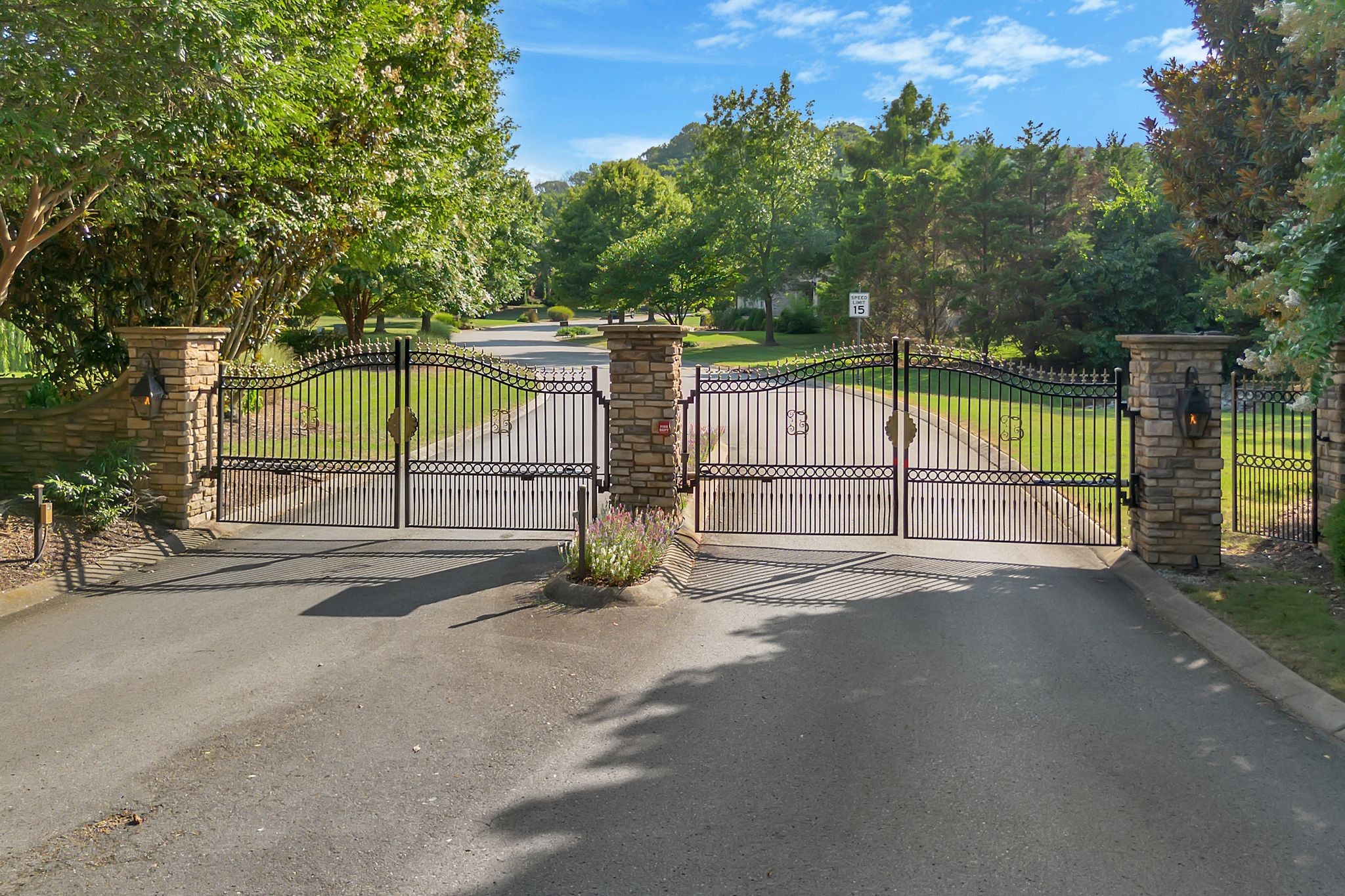 220 Azalea Ln