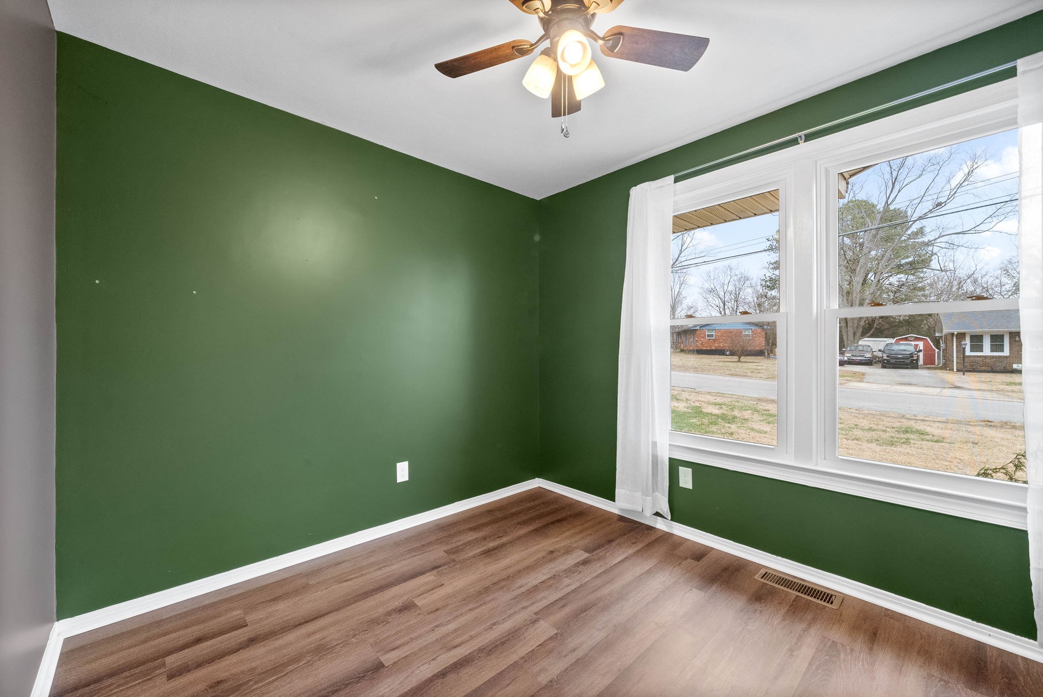 Hopkinsville, Kentucky 42240, United States, 3 Bedrooms Bedrooms, ,2 BathroomsBathrooms,Residential,Active,19909