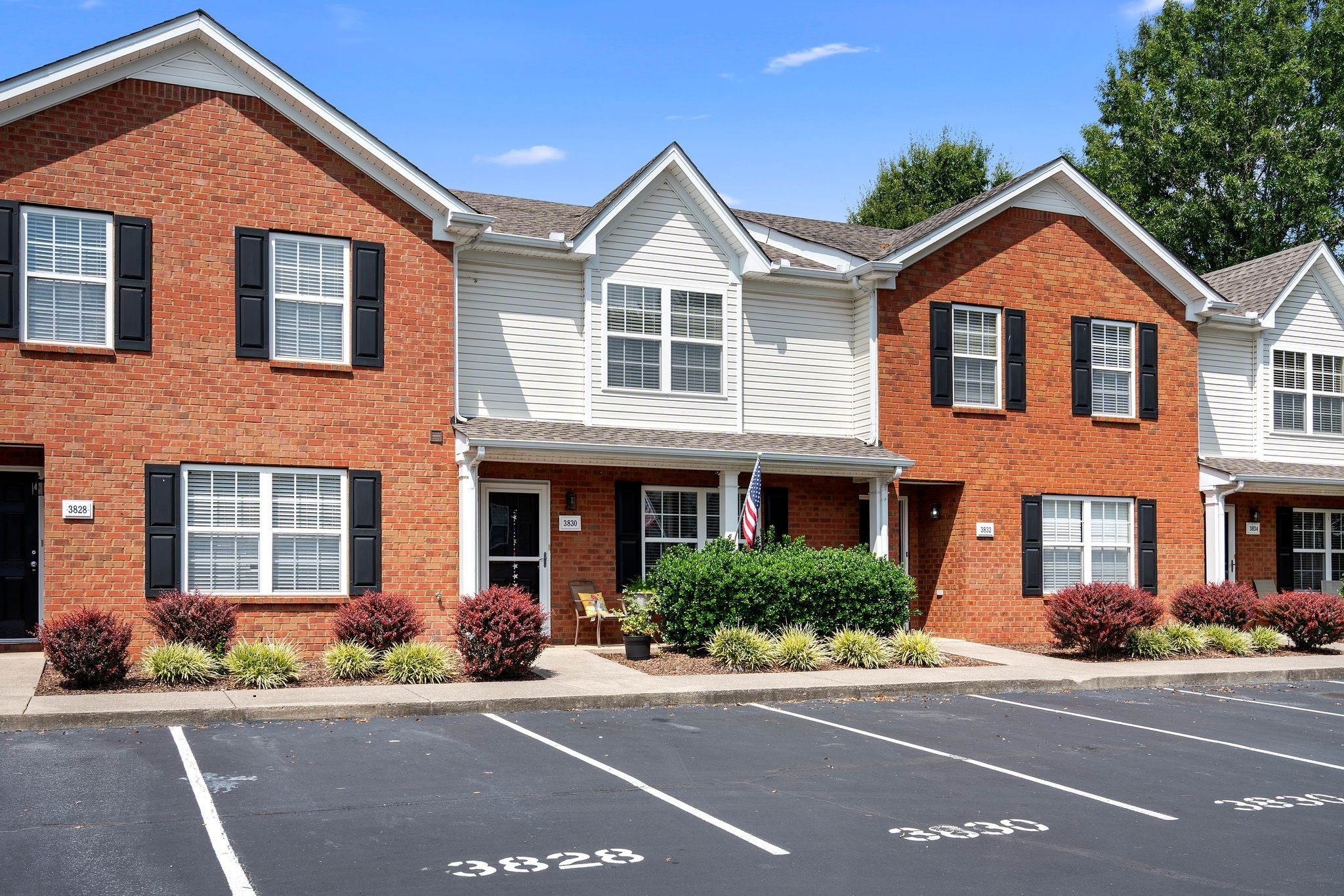 3830 Chippewa Pl