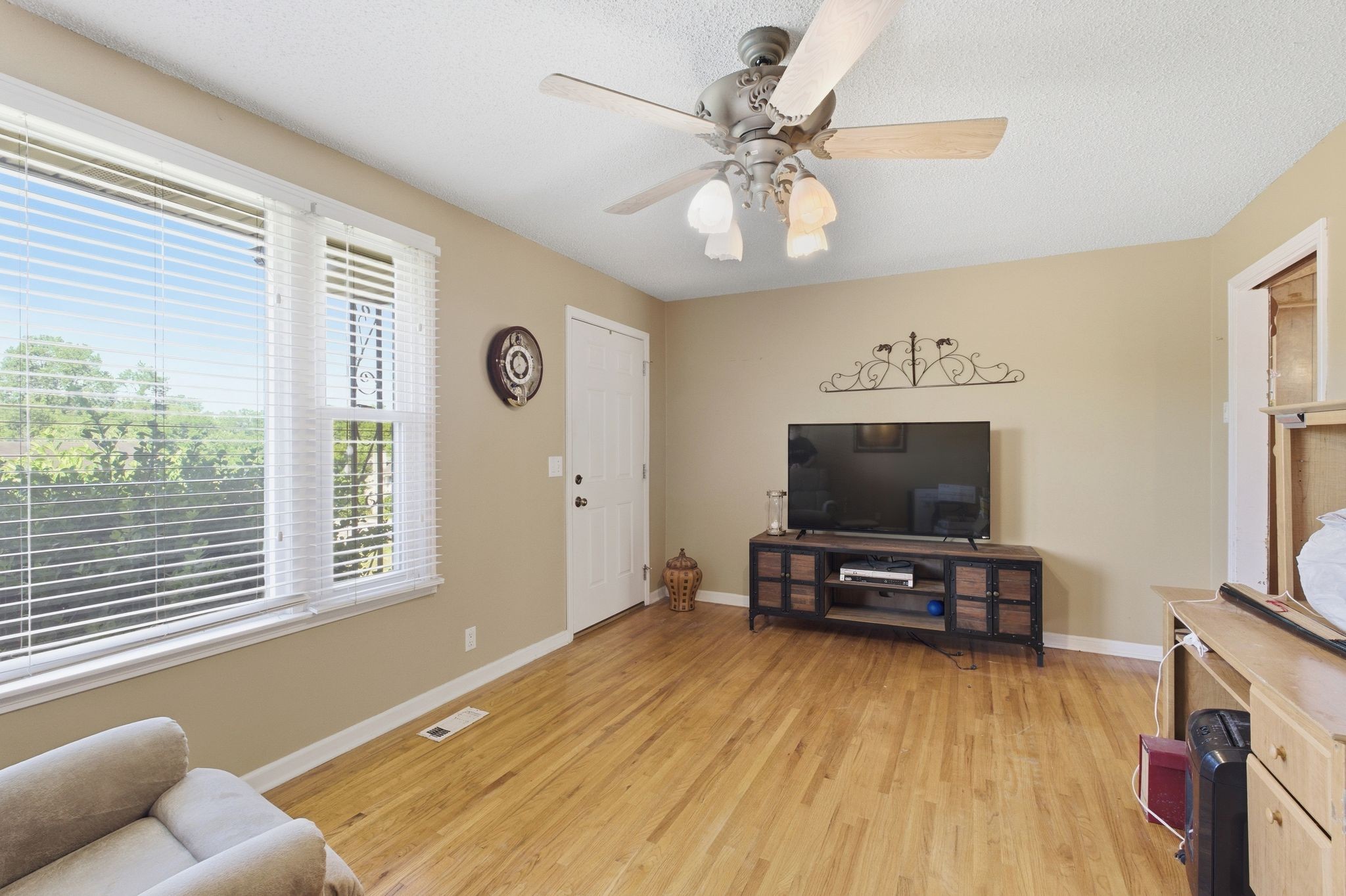 105 S Valley Rd