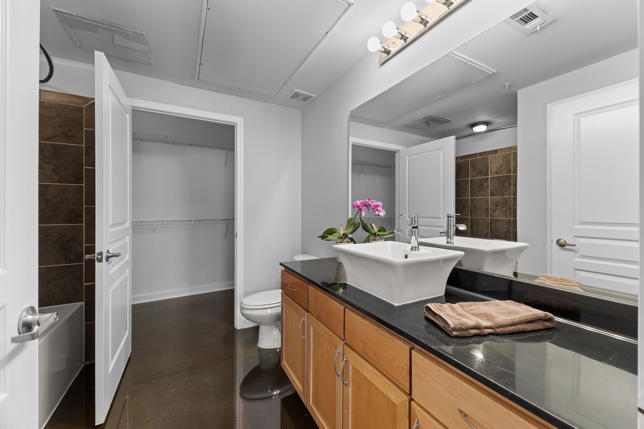 Nashville, Tennessee 37212, United States, 2 Bedrooms Bedrooms, ,2 BathroomsBathrooms,Residential,Active,196158