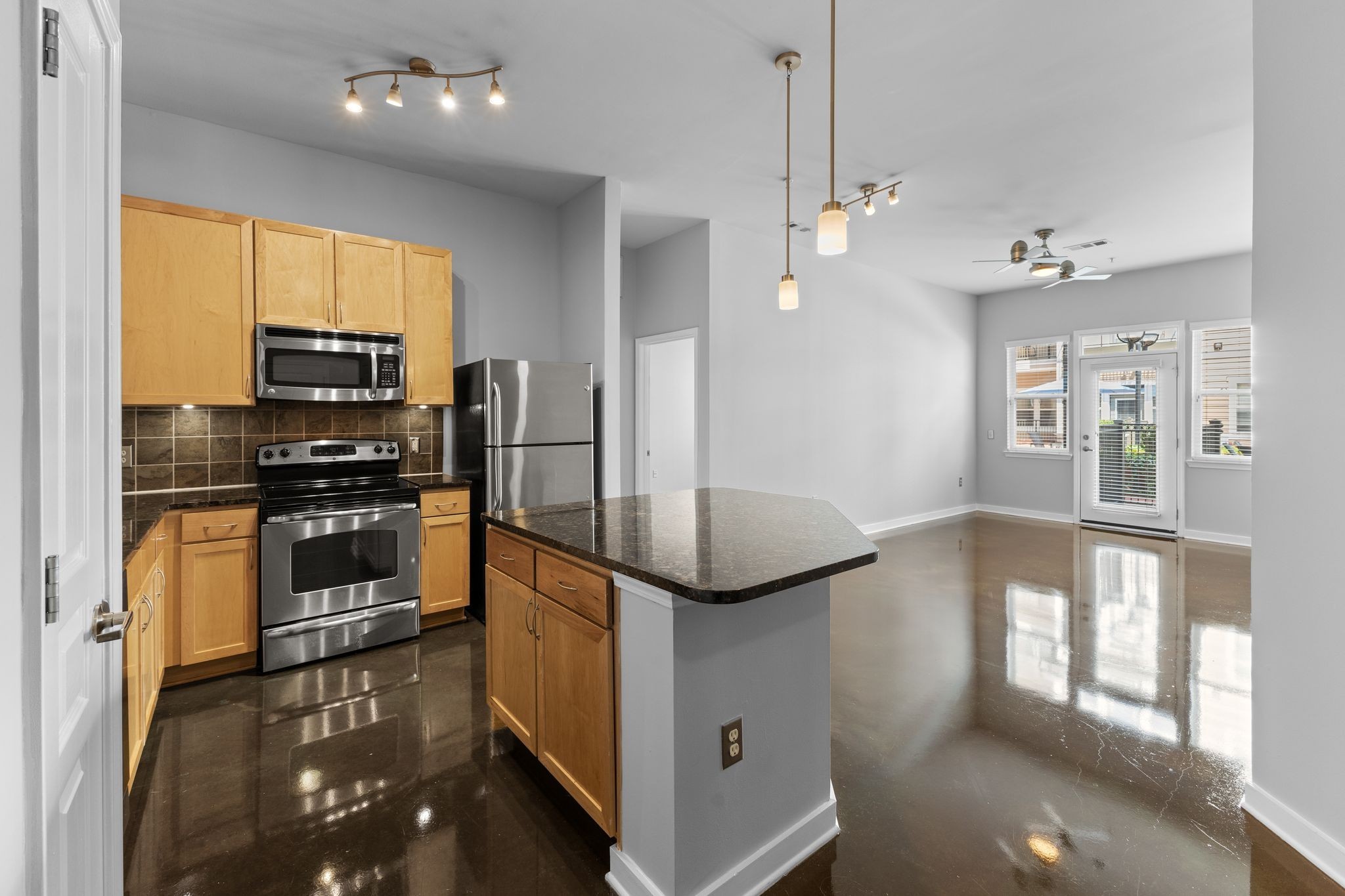 Nashville, Tennessee 37212, United States, 2 Bedrooms Bedrooms, ,2 BathroomsBathrooms,Residential,Active,196158