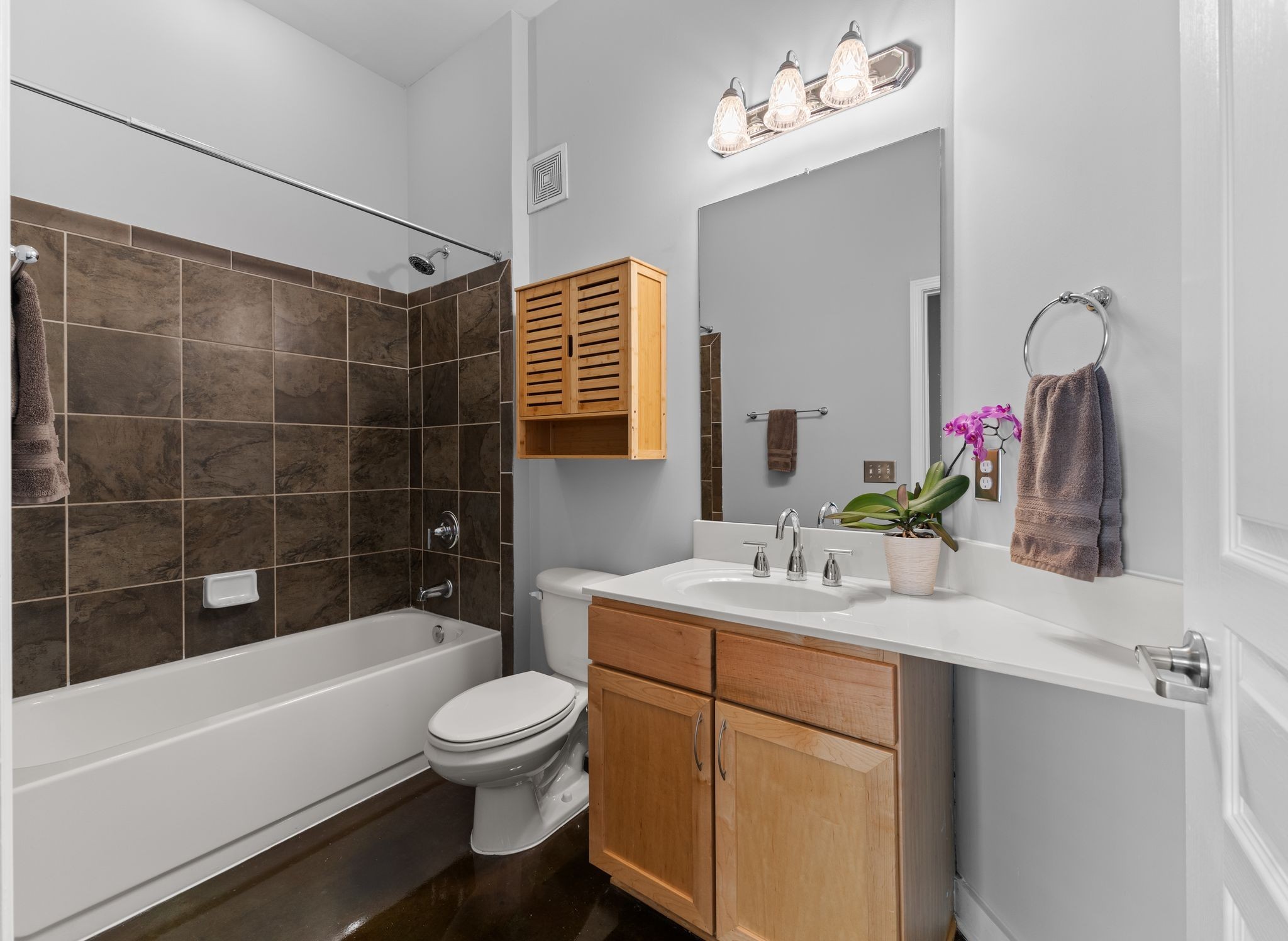 Nashville, Tennessee 37212, United States, 2 Bedrooms Bedrooms, ,2 BathroomsBathrooms,Residential,Active,196158