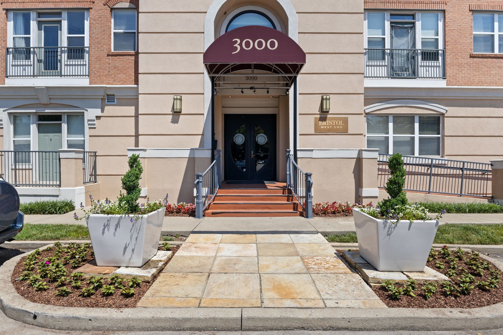 Nashville, Tennessee 37212, United States, 2 Bedrooms Bedrooms, ,2 BathroomsBathrooms,Residential,Active,196158