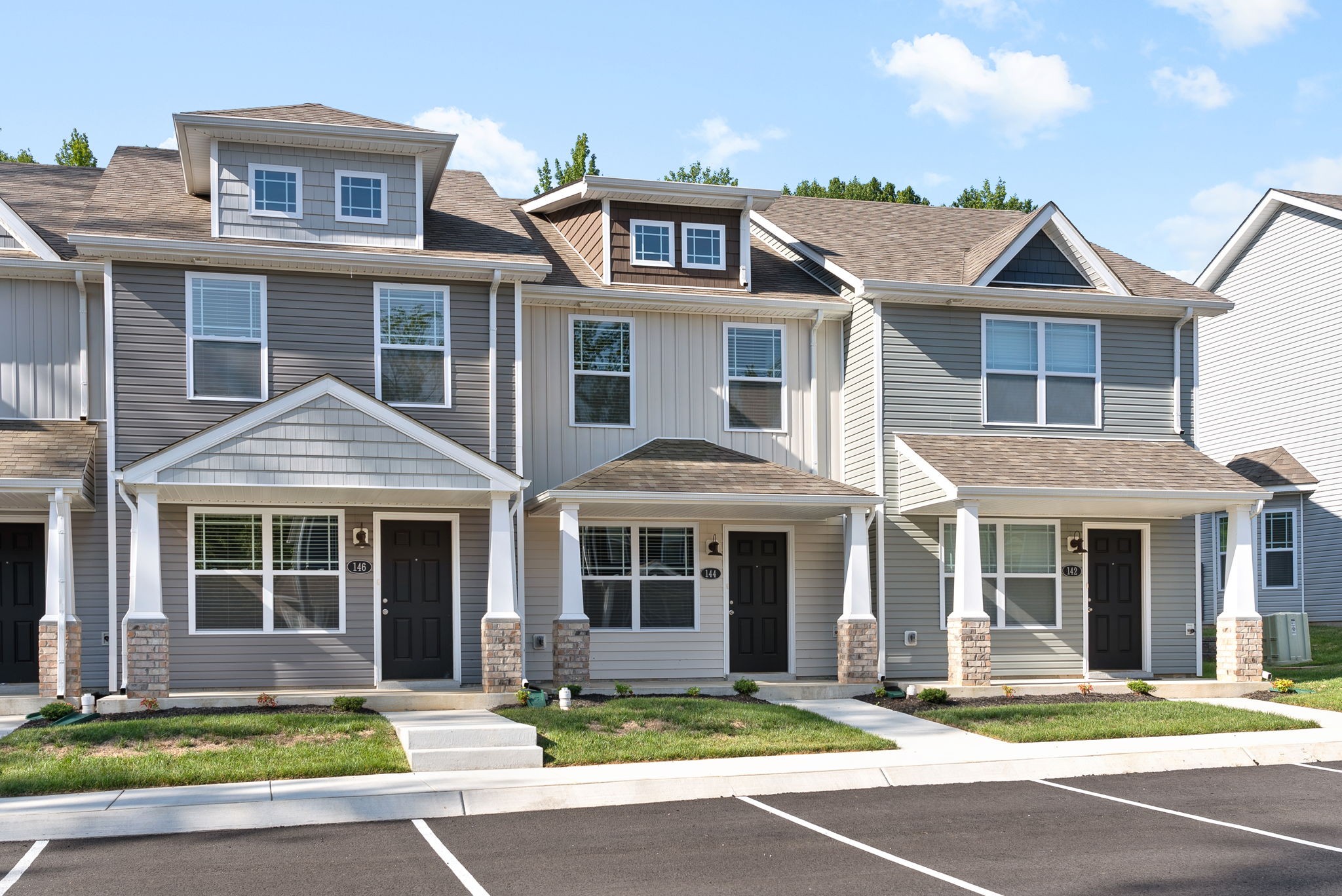 Clarksville, Tennessee 37040, United States, 2 Bedrooms Bedrooms, ,3 BathroomsBathrooms,Residential,Active,60806