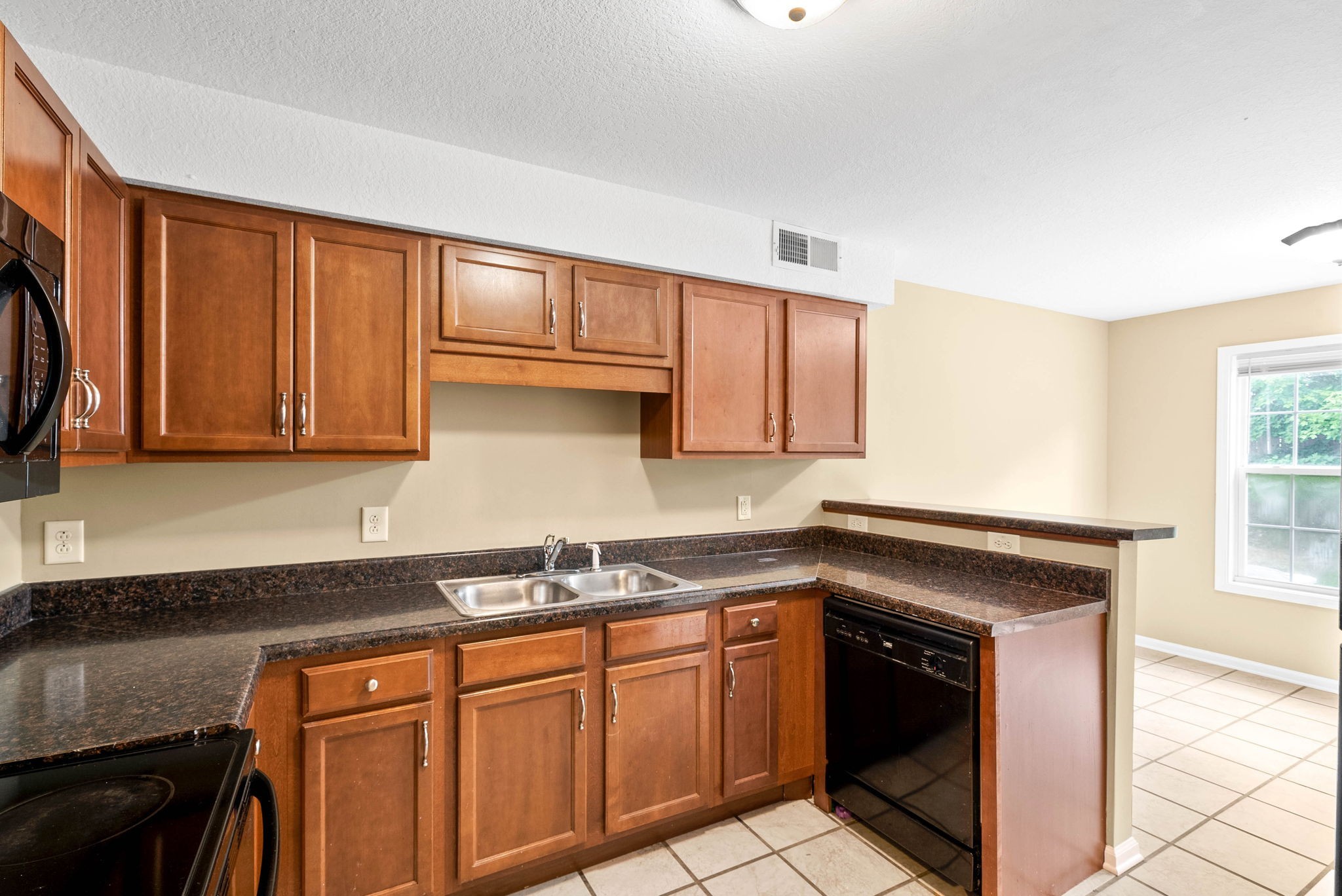 Clarksville, Tennessee 37042, United States, 3 Bedrooms Bedrooms, ,3 BathroomsBathrooms,Residential,Pending,199825