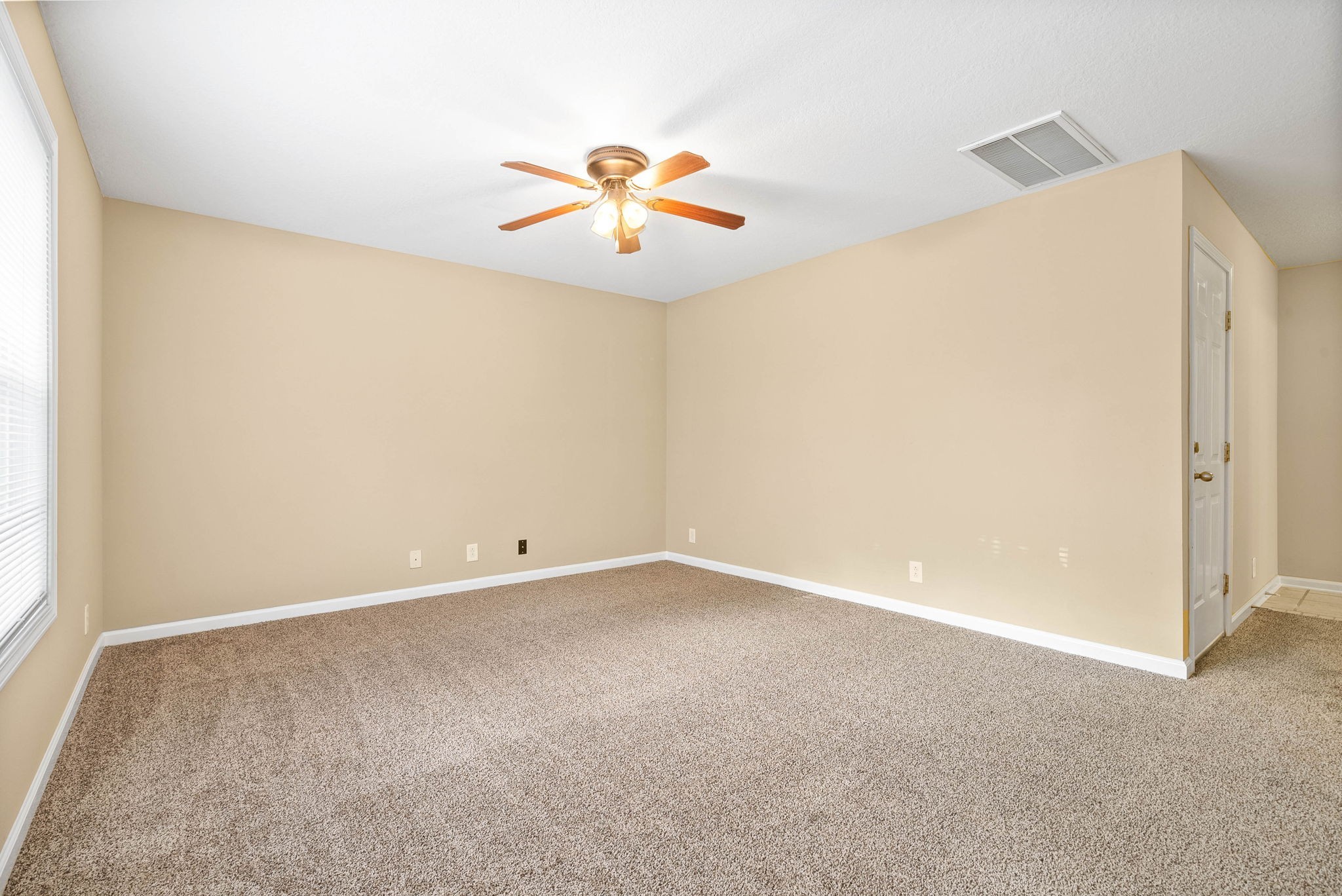 Clarksville, Tennessee 37042, United States, 3 Bedrooms Bedrooms, ,3 BathroomsBathrooms,Residential,Pending,199825