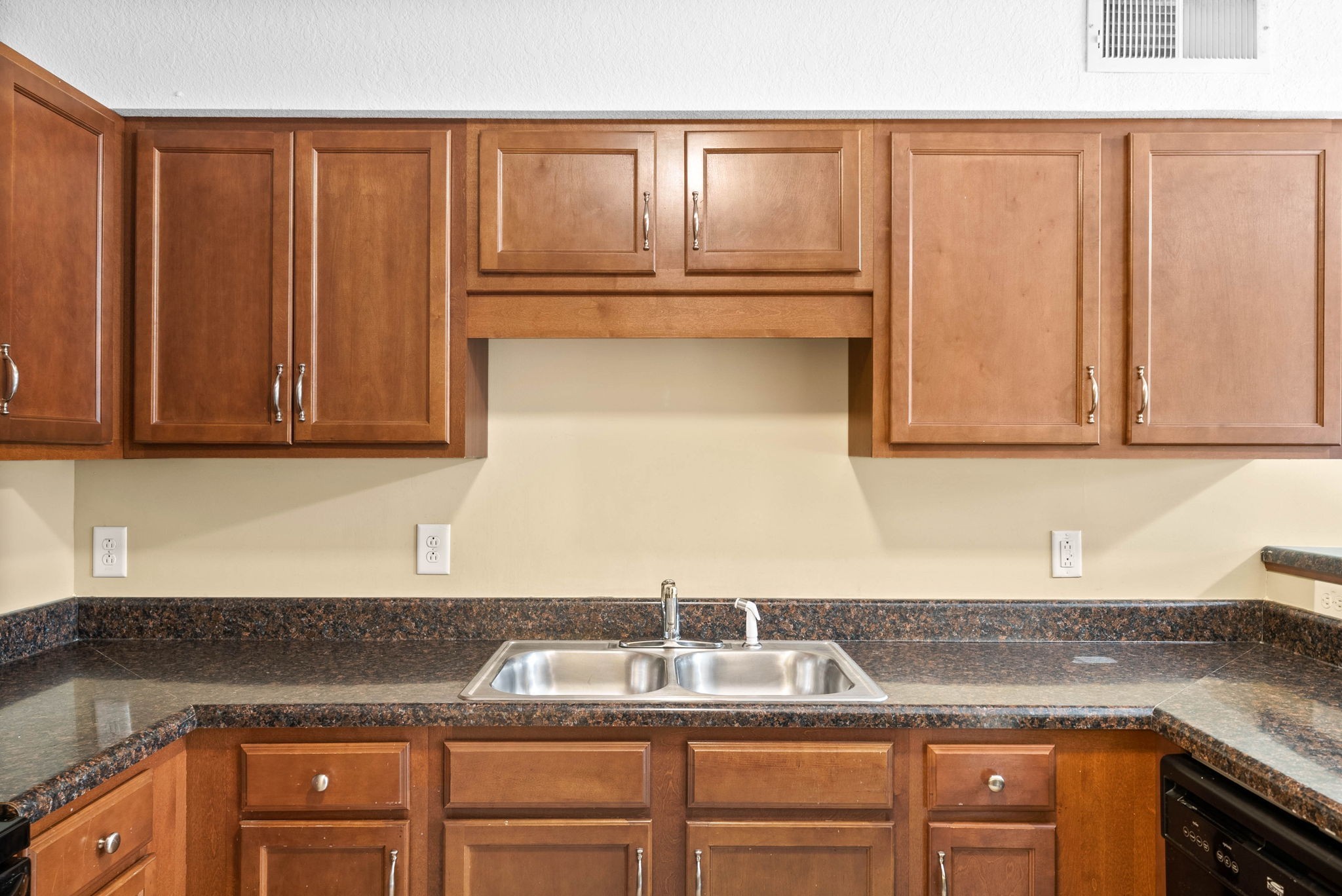 Clarksville, Tennessee 37042, United States, 3 Bedrooms Bedrooms, ,3 BathroomsBathrooms,Residential,Pending,199825