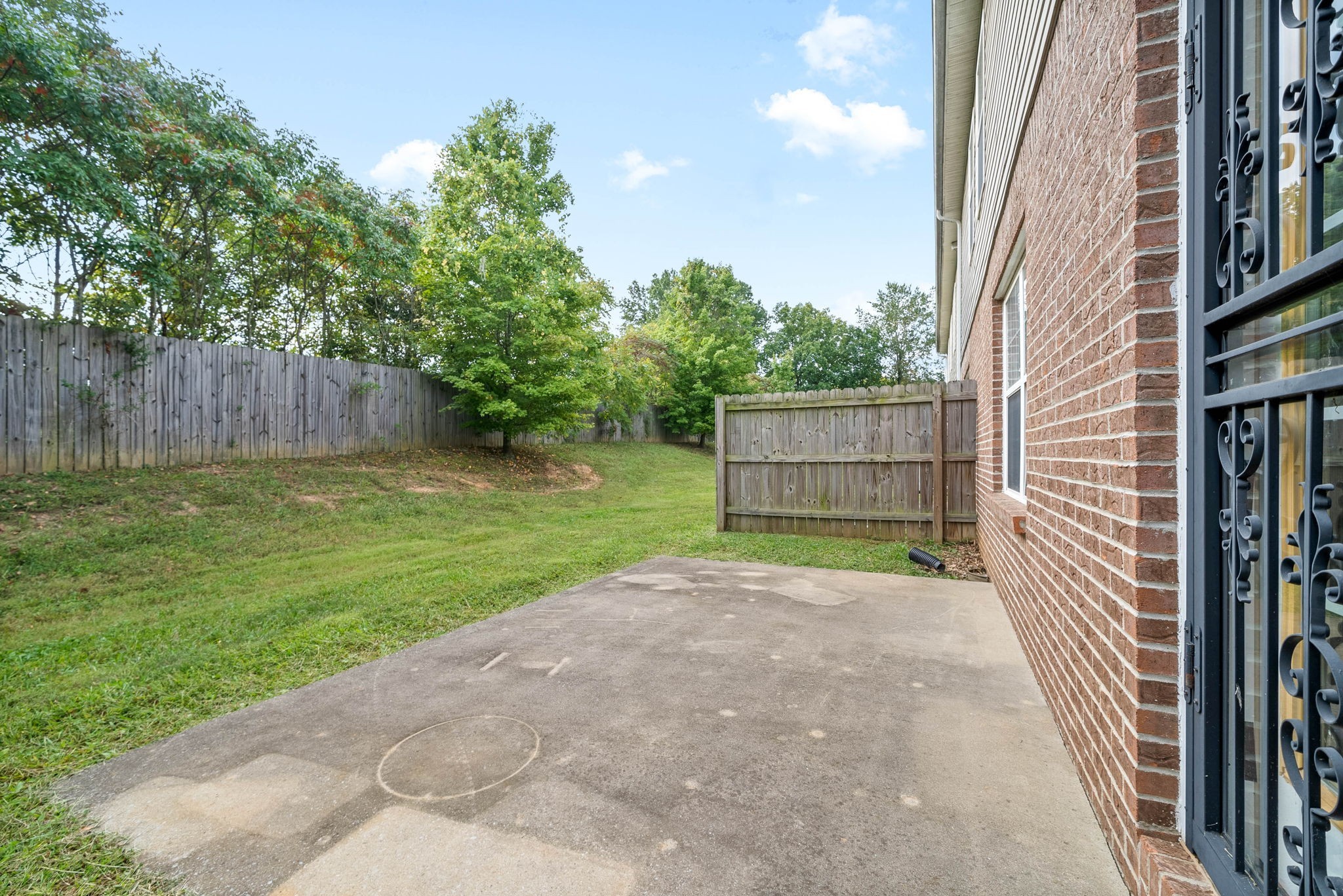 Clarksville, Tennessee 37042, United States, 3 Bedrooms Bedrooms, ,3 BathroomsBathrooms,Residential,Pending,199825