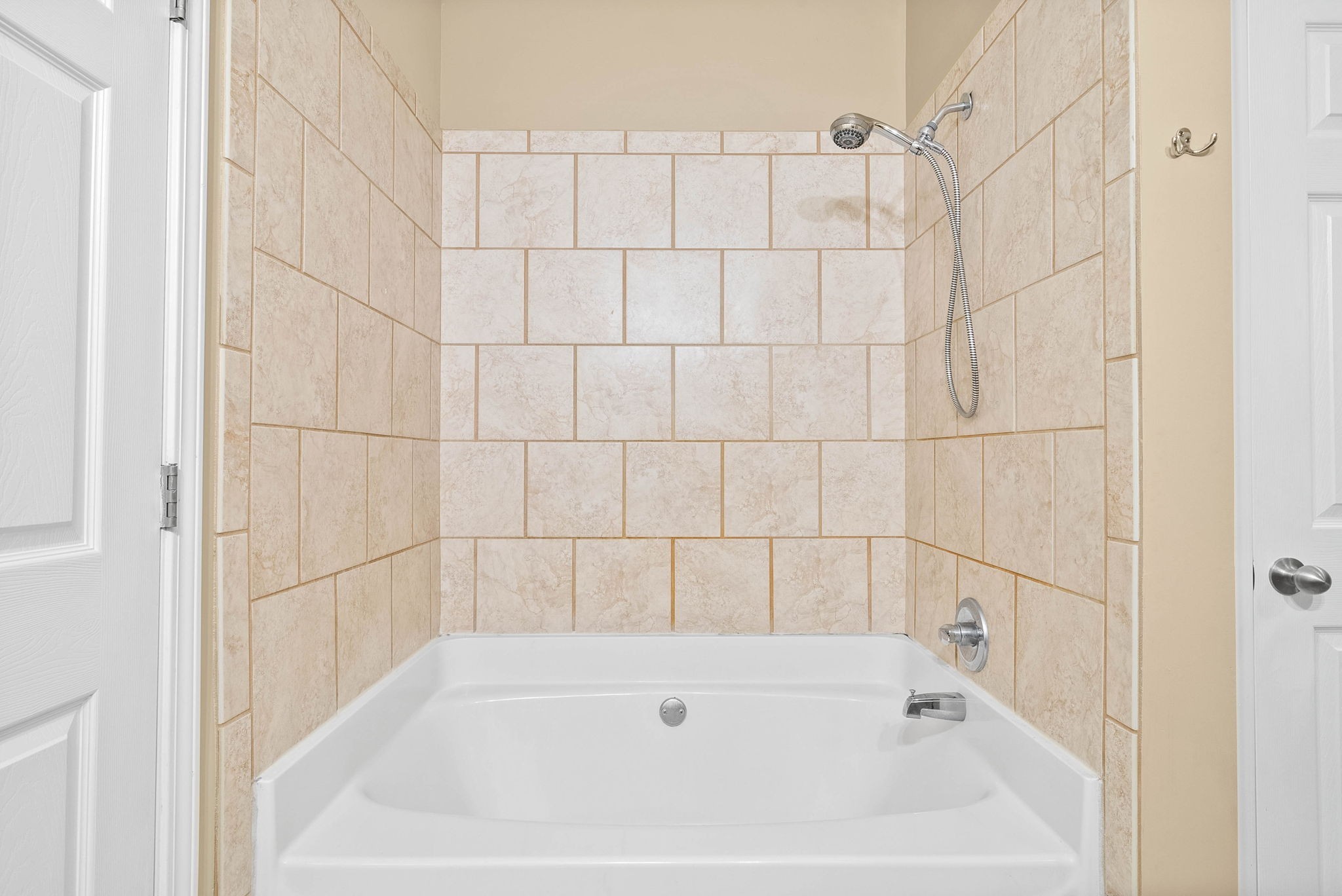 Clarksville, Tennessee 37042, United States, 3 Bedrooms Bedrooms, ,3 BathroomsBathrooms,Residential,Pending,199825