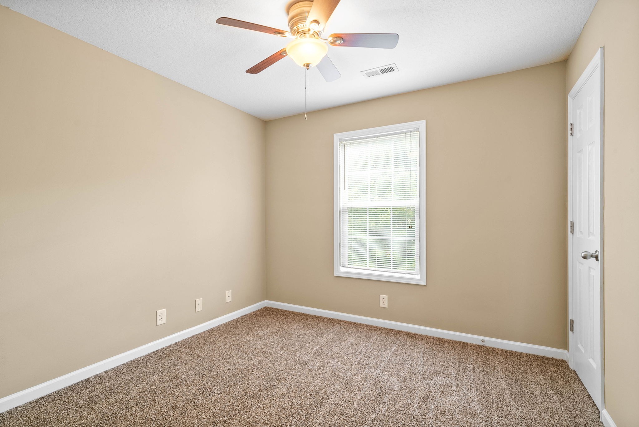 Clarksville, Tennessee 37042, United States, 3 Bedrooms Bedrooms, ,3 BathroomsBathrooms,Residential,Pending,199825