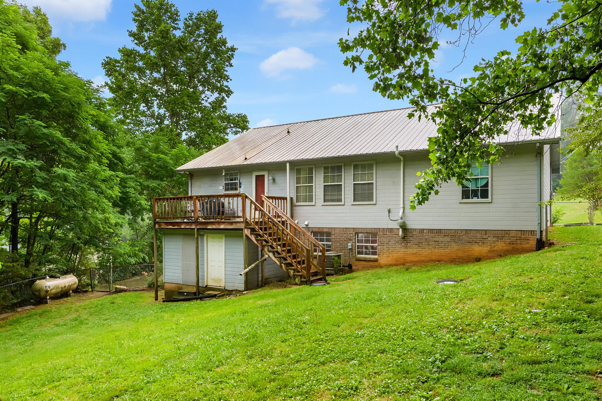406 Fairhill Drive NE