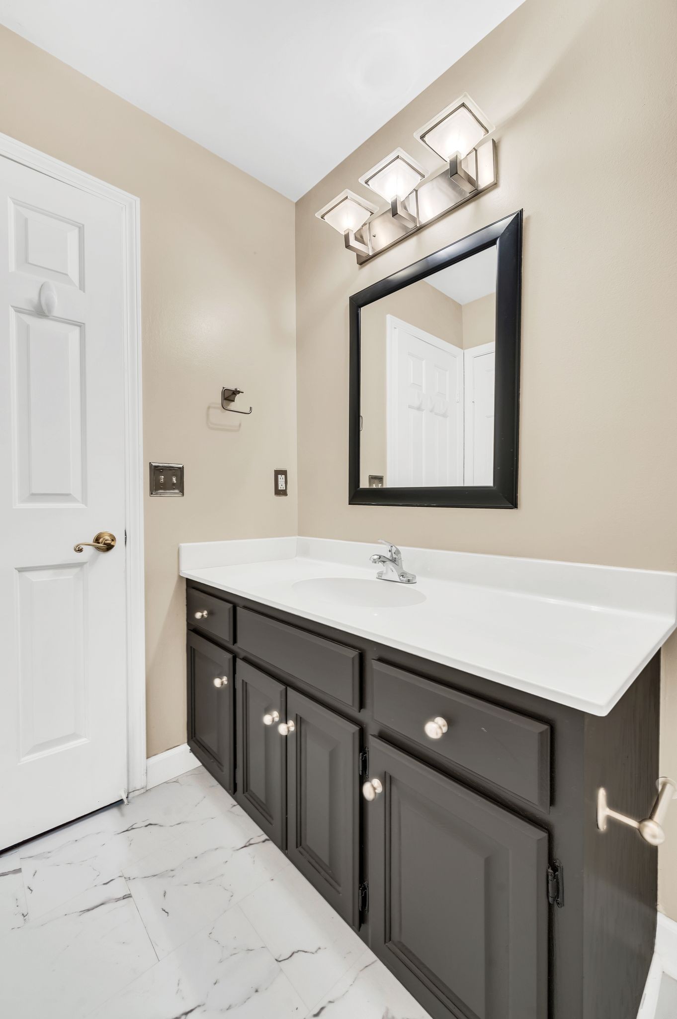 Nashville, Tennessee 37214, United States, 4 Bedrooms Bedrooms, ,3 BathroomsBathrooms,Residential,Active,35557