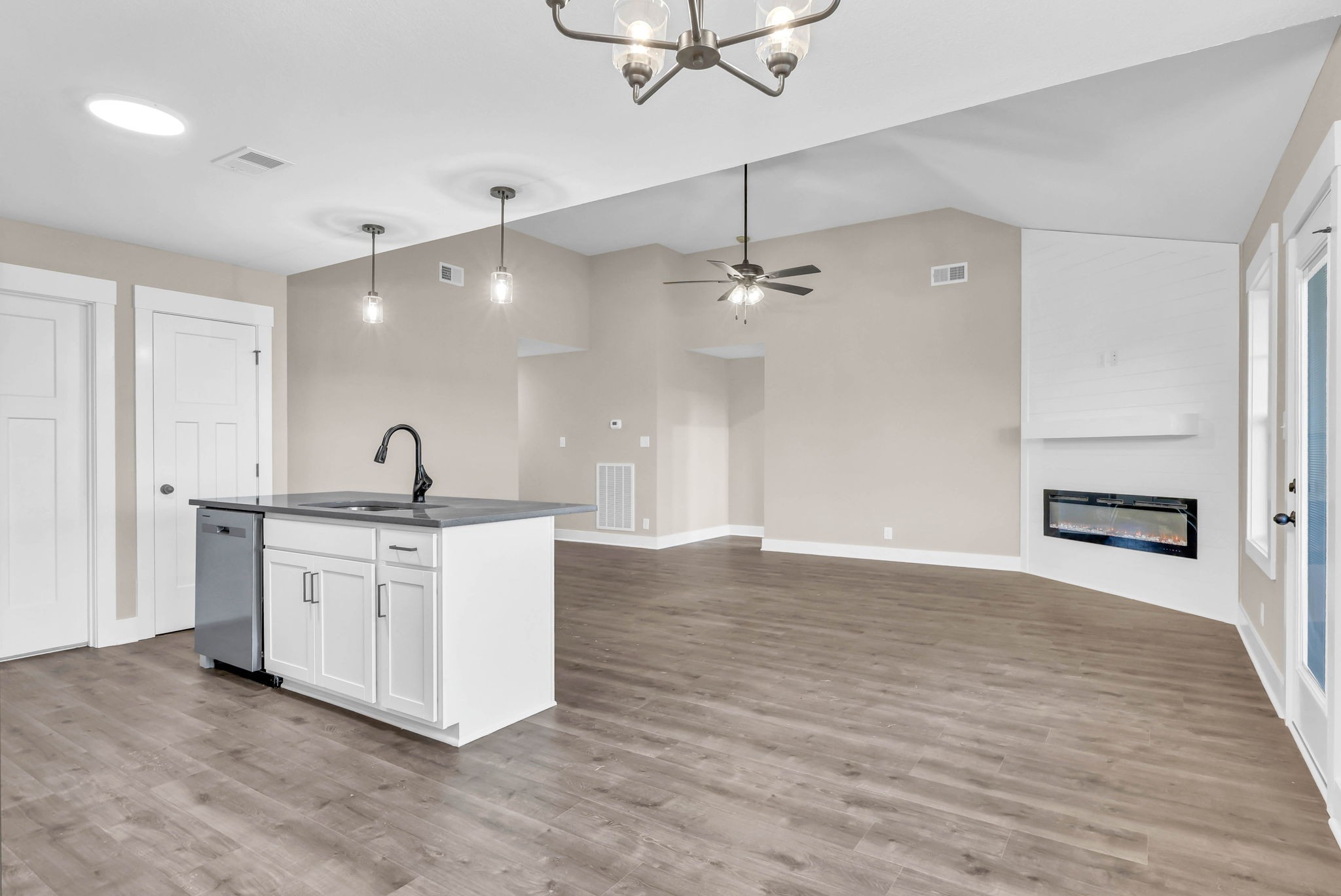 Clarksville, Tennessee 37040, United States, 3 Bedrooms Bedrooms, ,2 BathroomsBathrooms,Residential,Active,196532