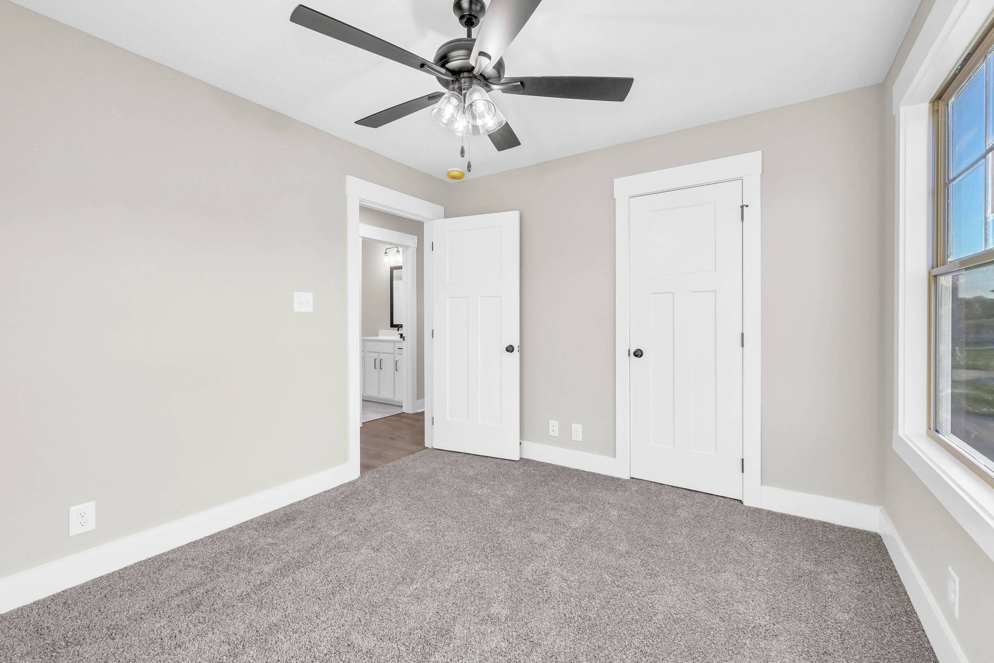 Clarksville, Tennessee 37040, United States, 3 Bedrooms Bedrooms, ,2 BathroomsBathrooms,Residential,Active,196532