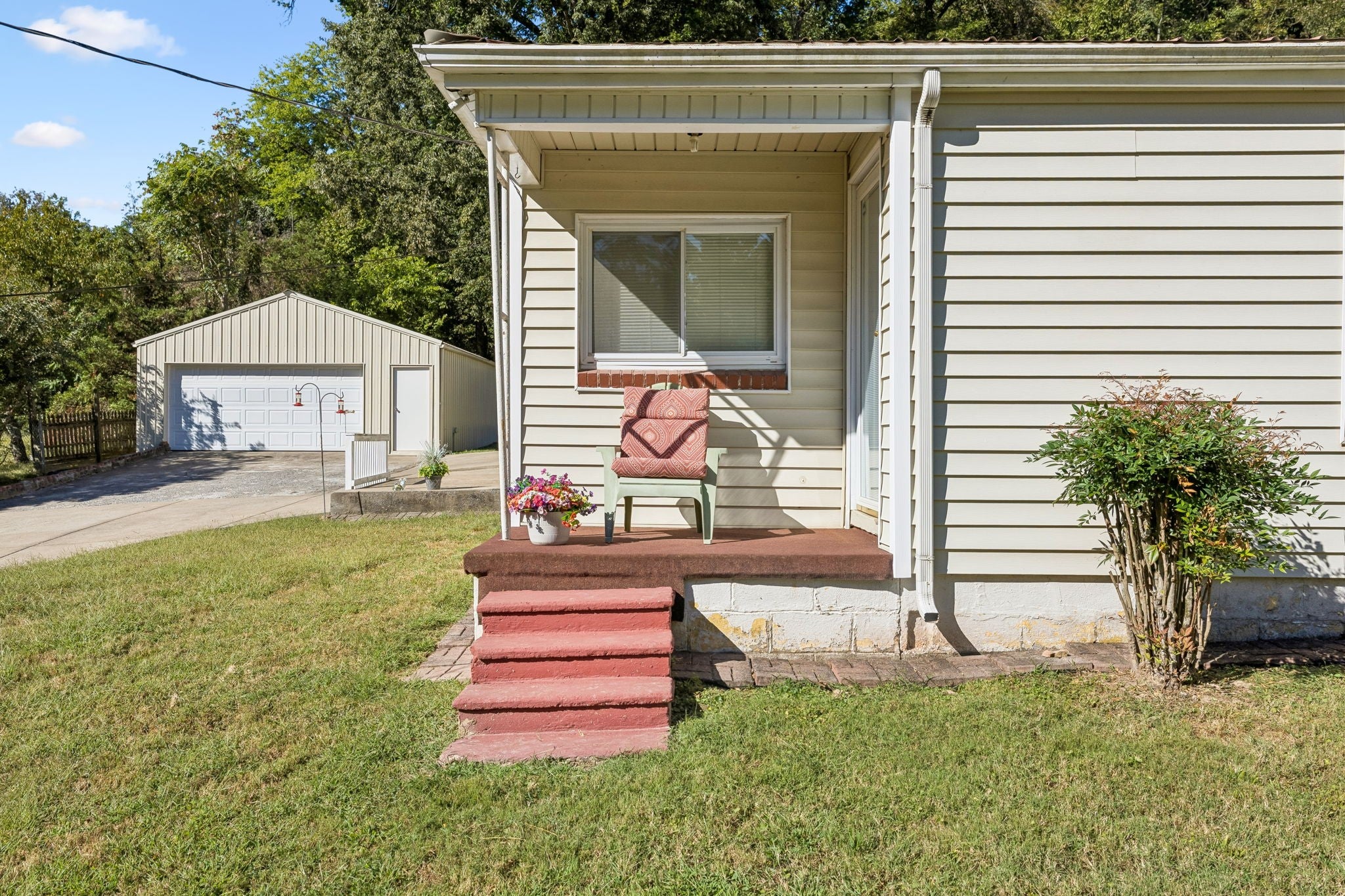 2-bed home for sale in Nashville, TN 37218, 3703 Homeland Dr 3703 Homeland Dr, Nashville TN 37218 2-bed home, photo 3 of 47