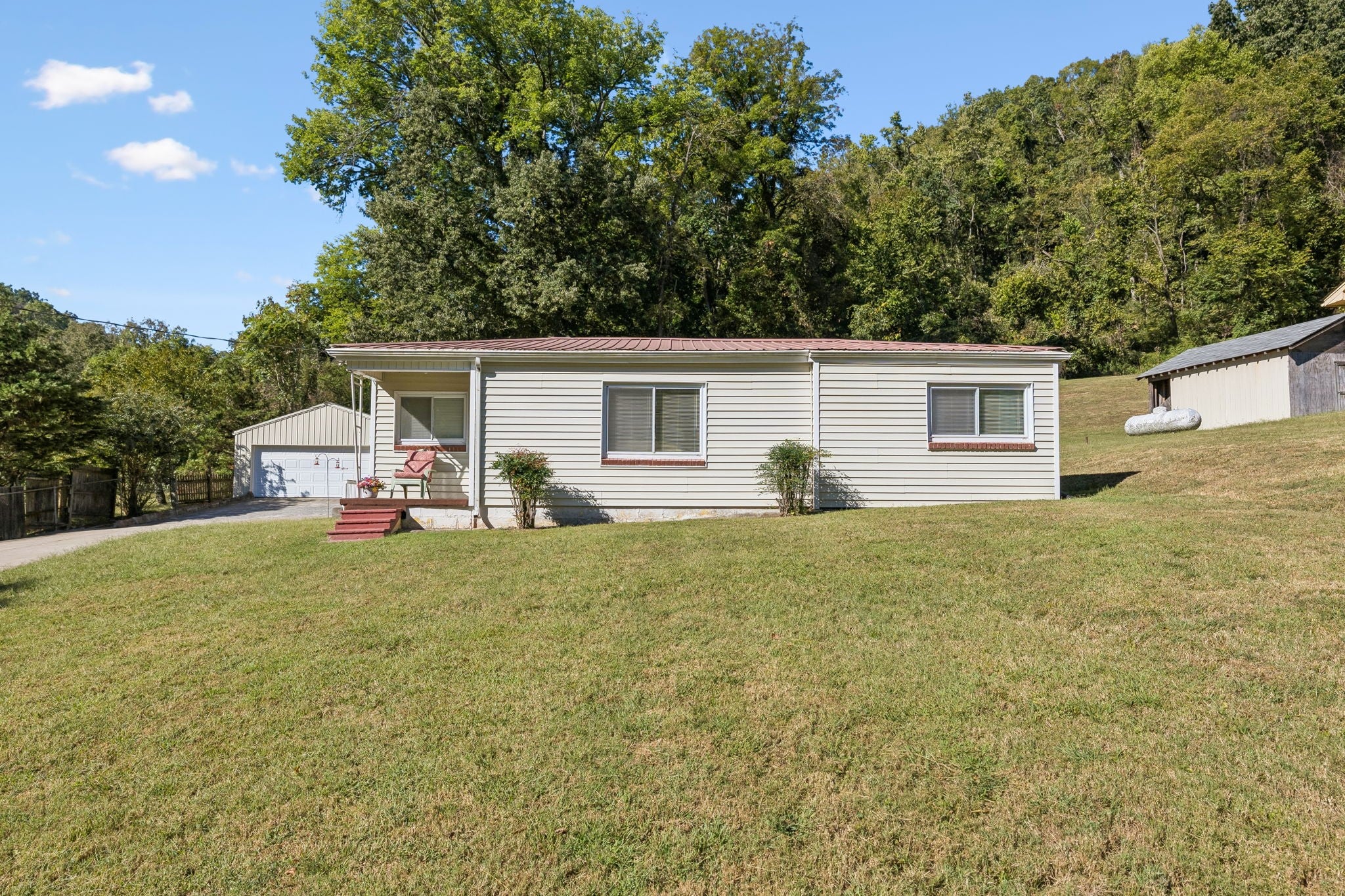2-bed home for sale in Nashville, TN 37218, 3703 Homeland Dr 3703 Homeland Dr, Nashville TN 37218 2-bed home, photo 2 of 47