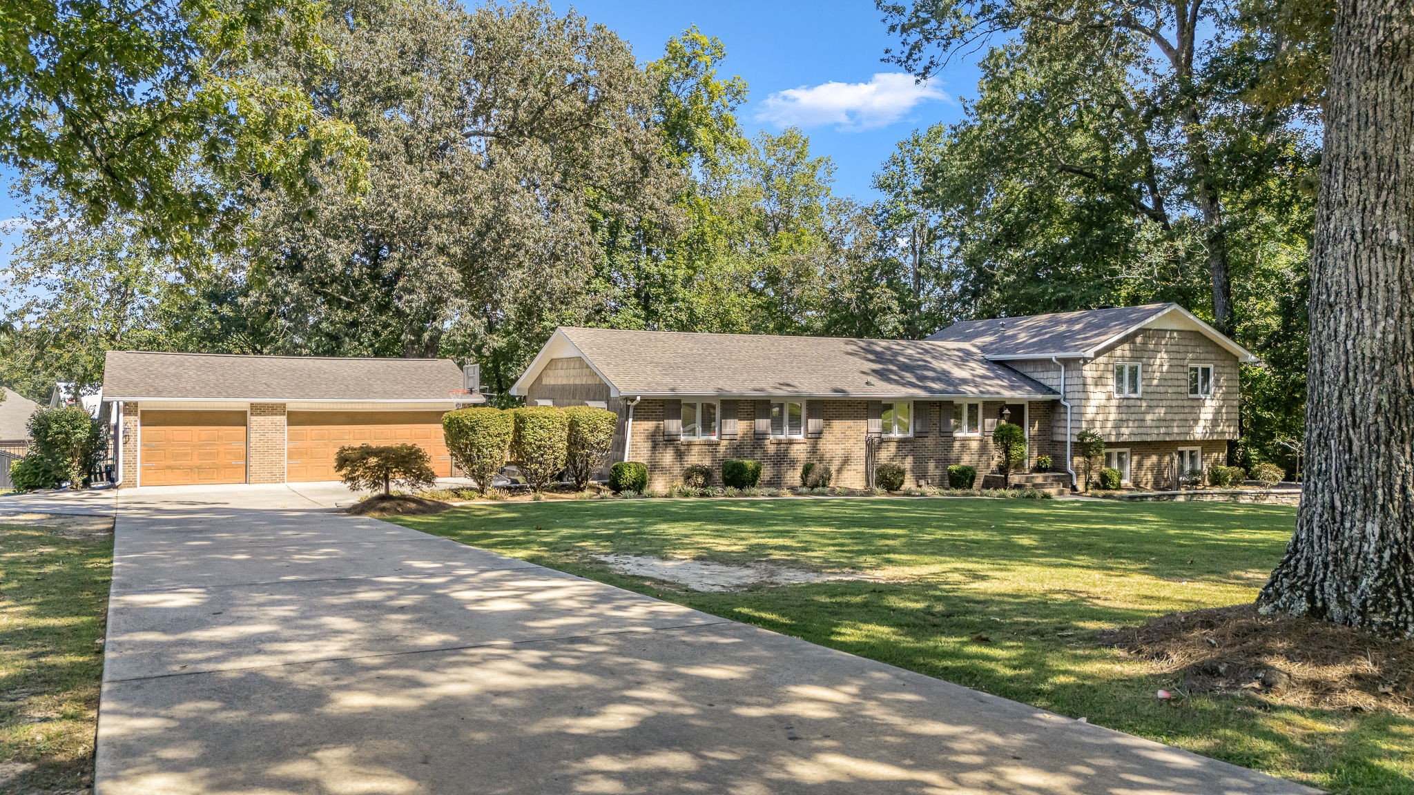 1922 Country Club Dr