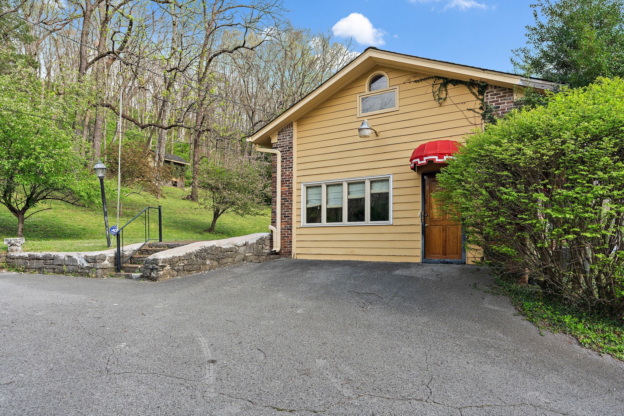 6121 Chickering Ct