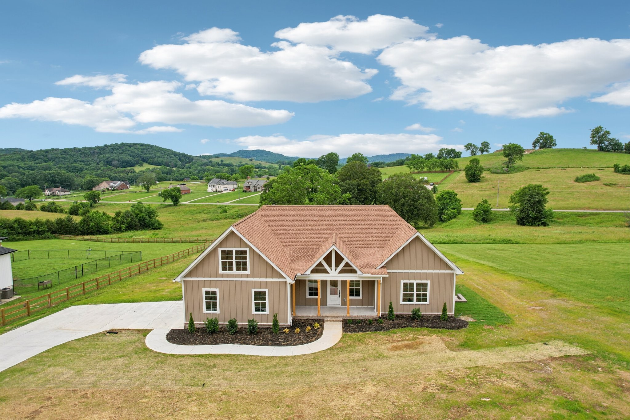 580 Bridle Path