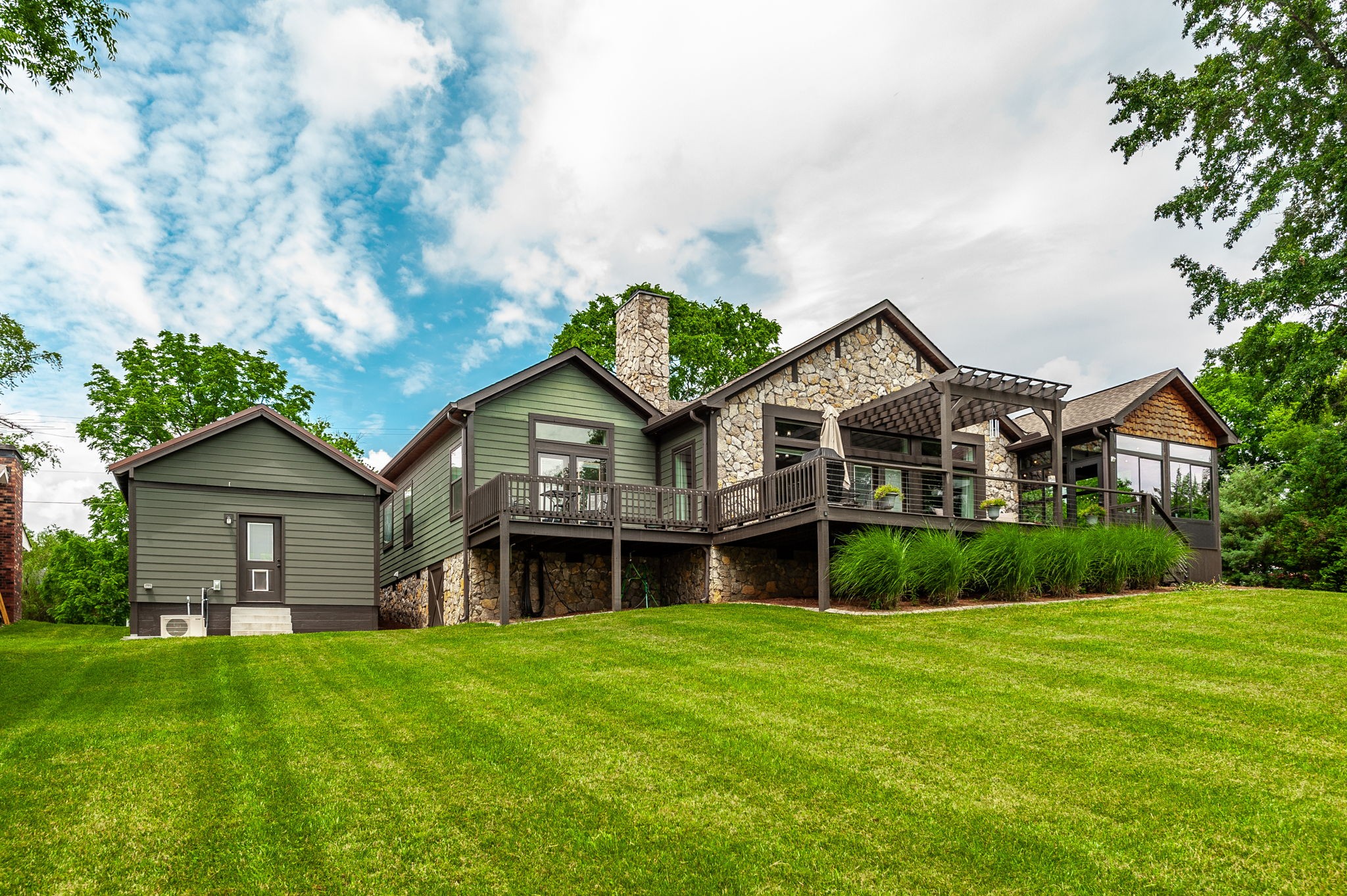 1068 Lakeland Dr